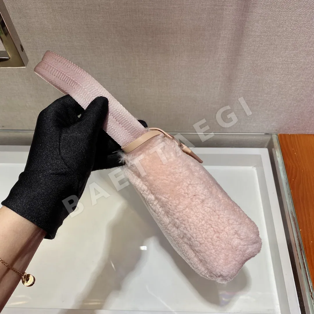 프라다 보송보송 호보백 상세 이미지 6