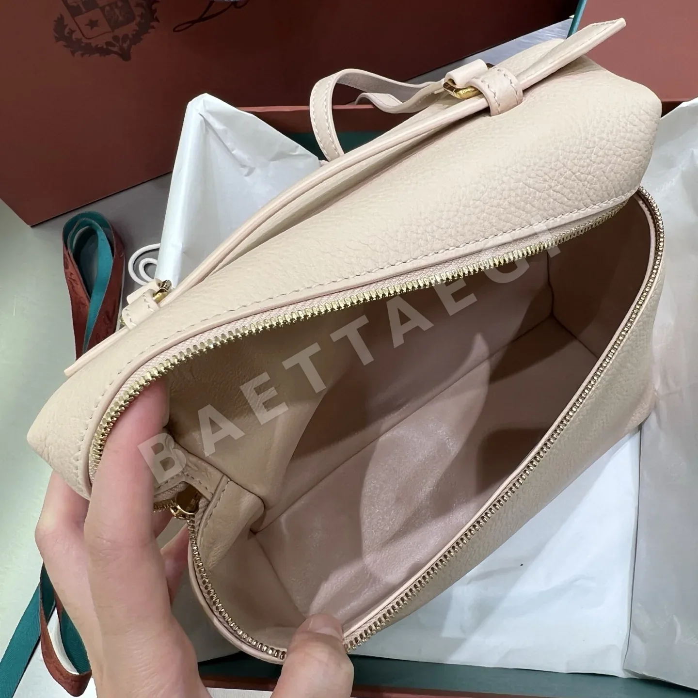 로로피아나 크림 허니 골드 버클 소가죽 백팩 상세 이미지 8