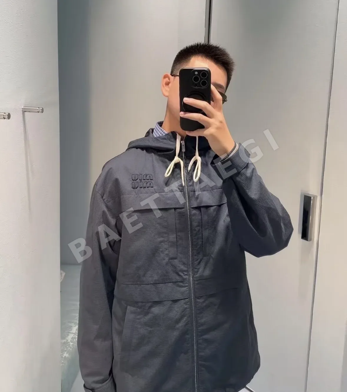 미우미우 3D 로고 후드 여성 자켓 상세 이미지 5