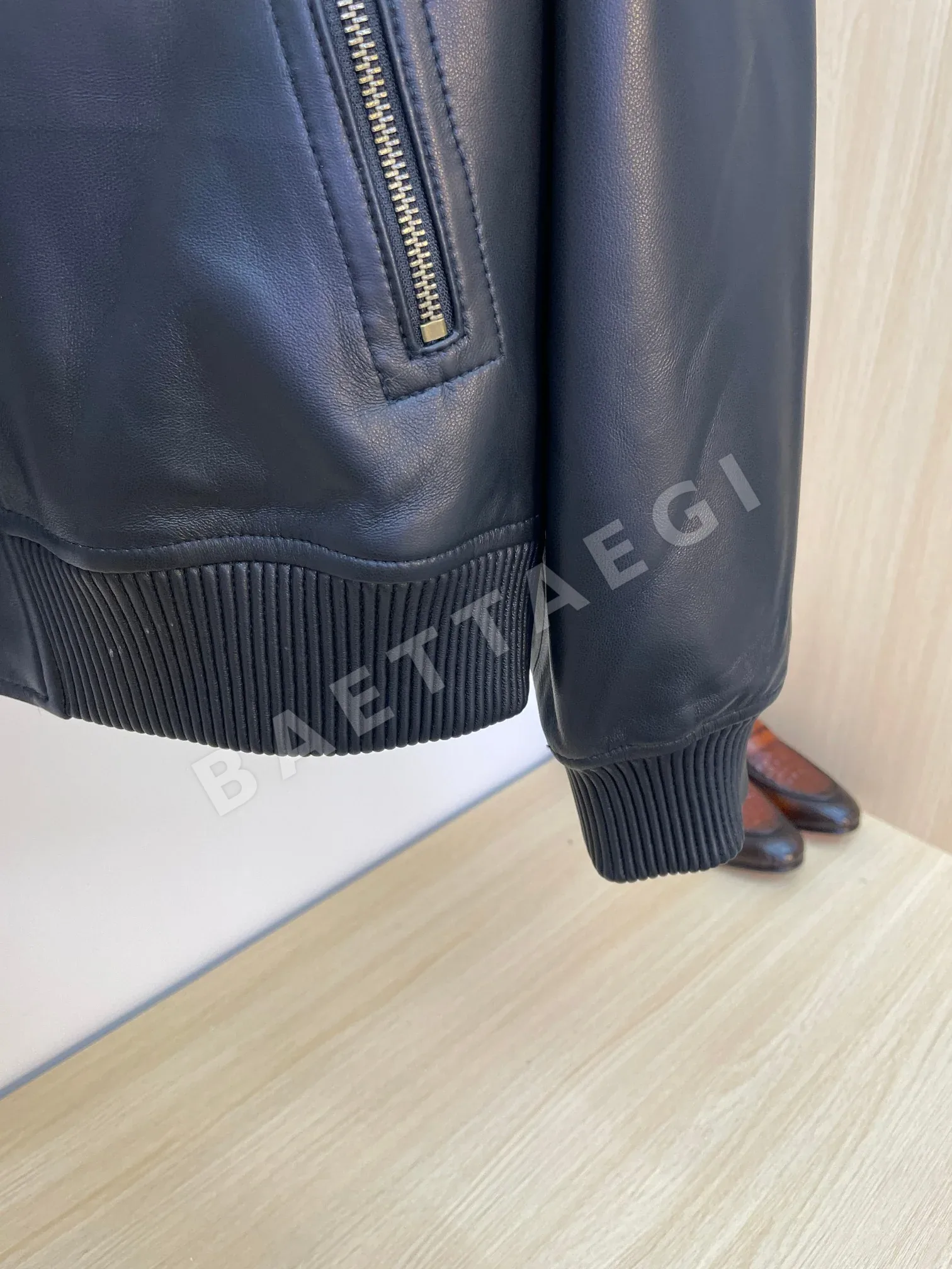 루이비통 LV 브라이트레드 가죽 스탠드카라 자켓 상세 이미지 9