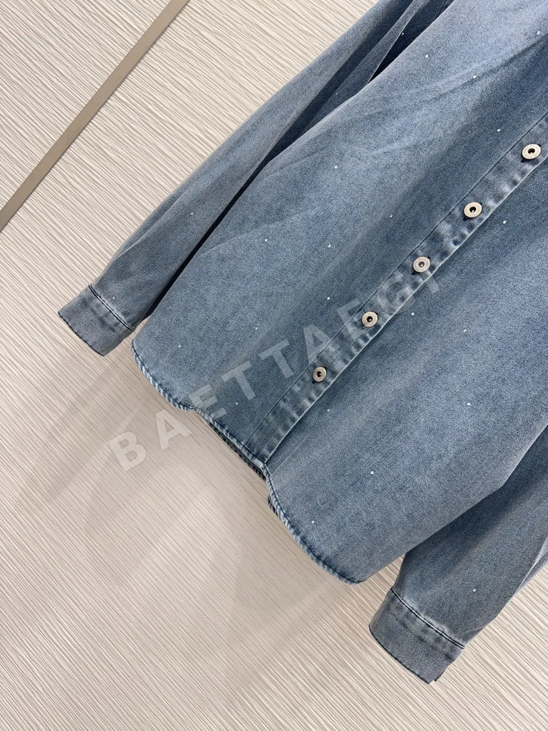 미우미우 라인스톤 하이컷 데님 셔츠 여성용 상세 이미지 5