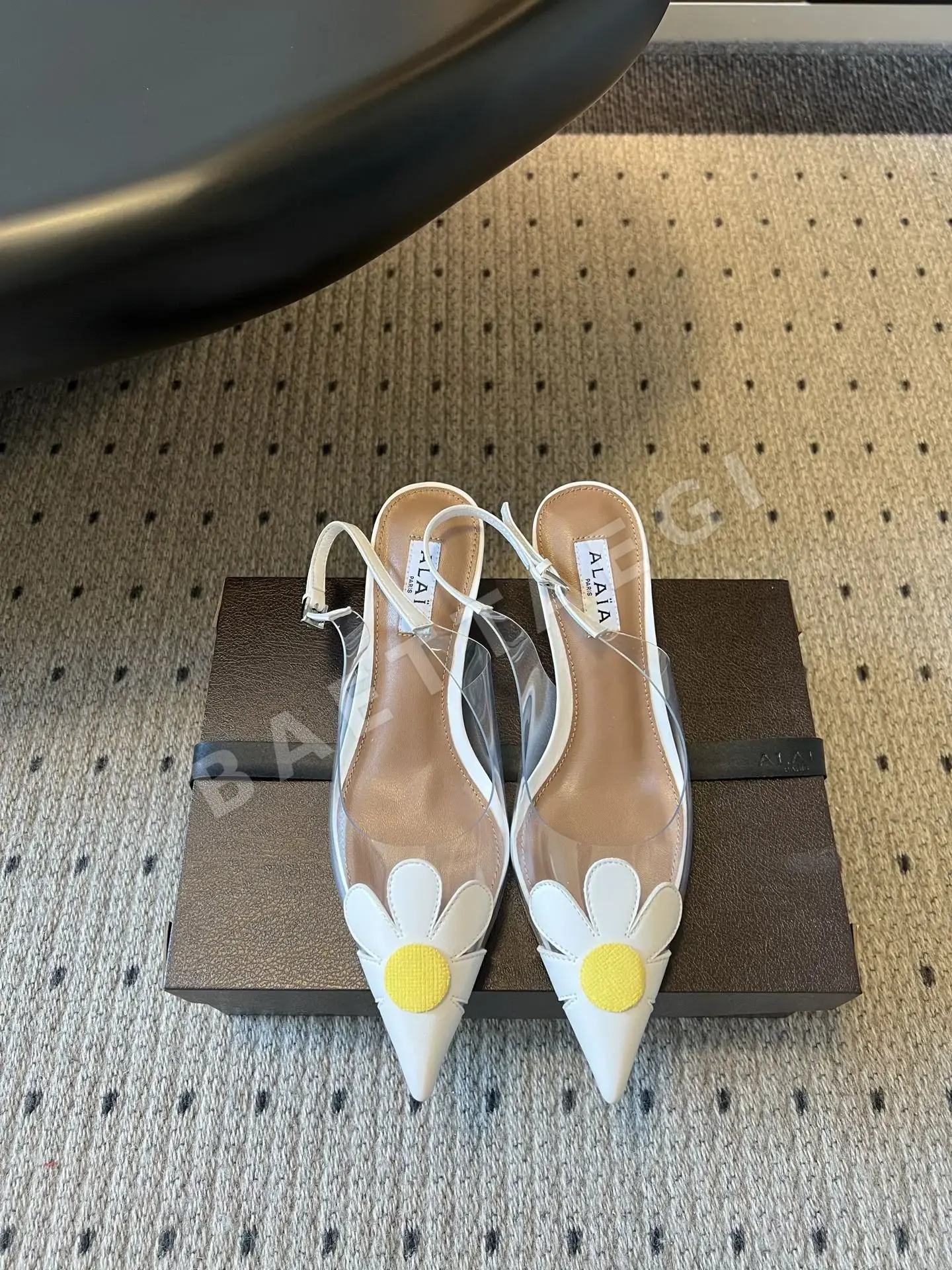 알라이아 플라워 장식 포인티드 토 하이힐 샌들 105390