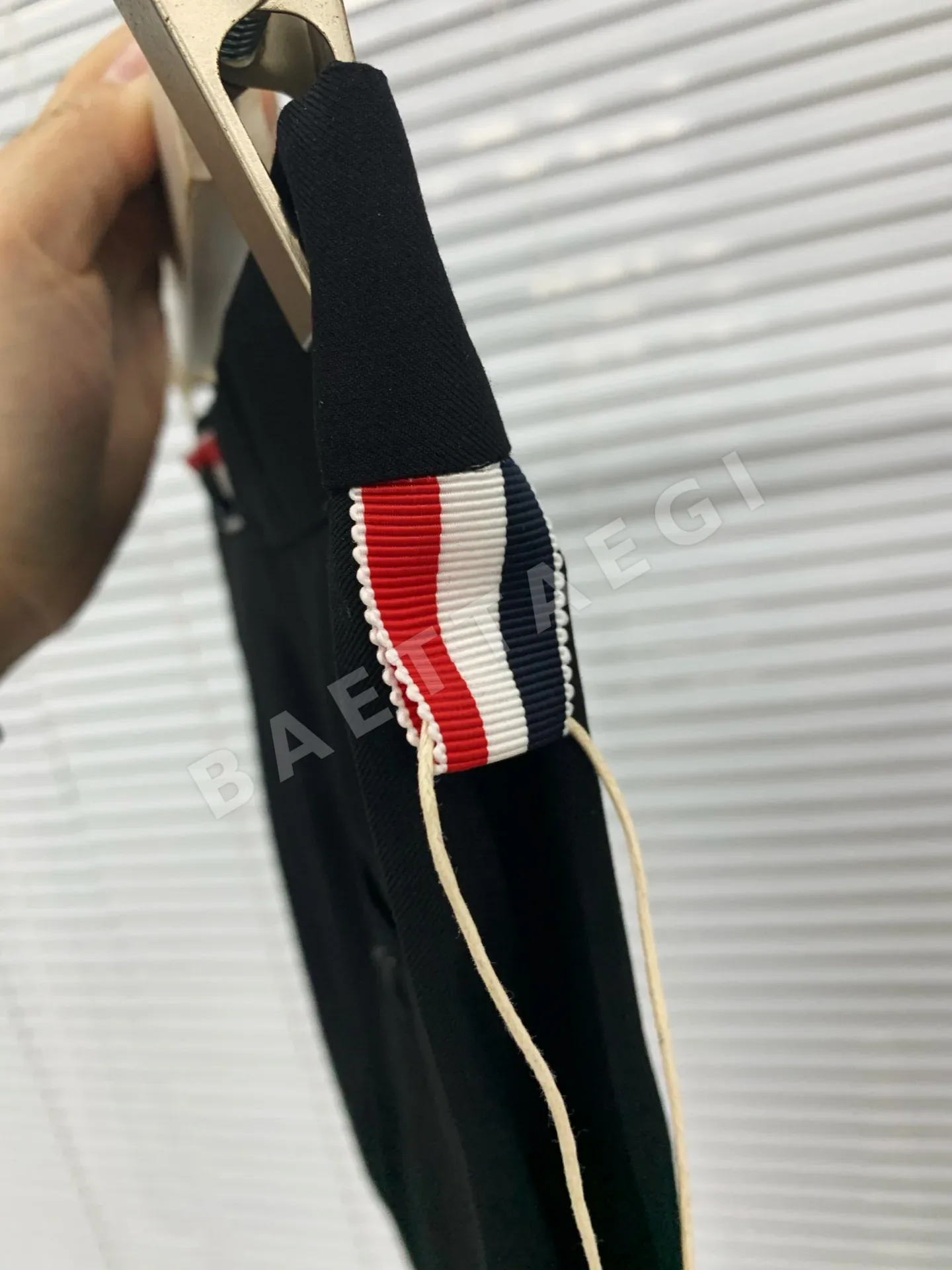 톰브라운 클래식 핏 드레스 팬츠 남성 바지 상세 이미지 3