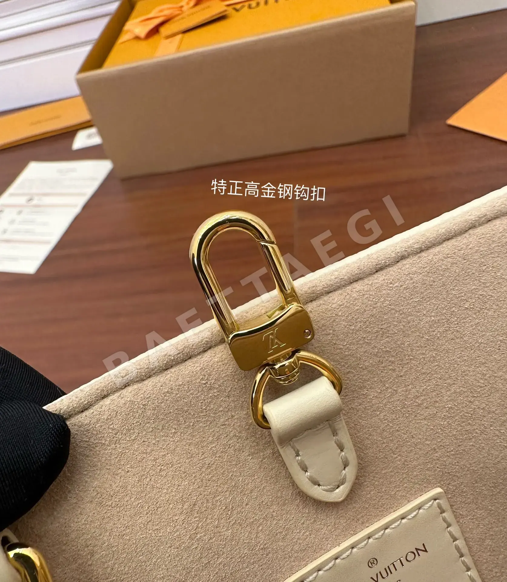 루이비통 M21575 가방 상세 이미지 4