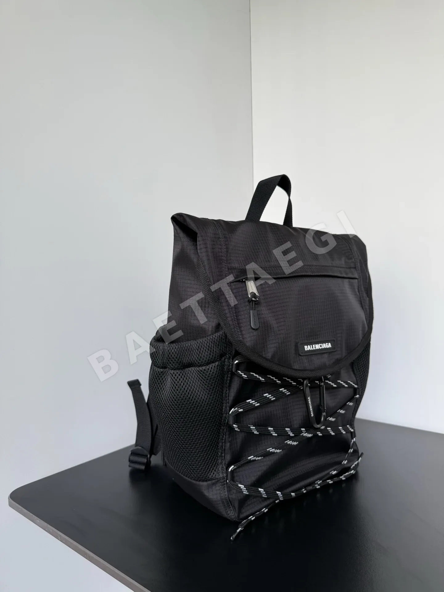 발렌시아가 나일론 하이크 가방 상세 이미지 2