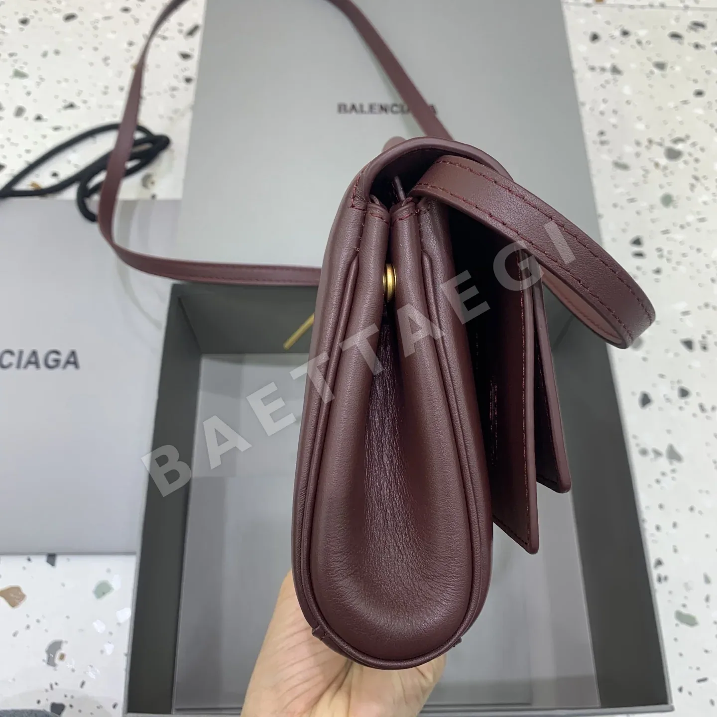 발렌시아가 뉴 벨 에어 클러치 플랩 핸드백 상세 이미지 3