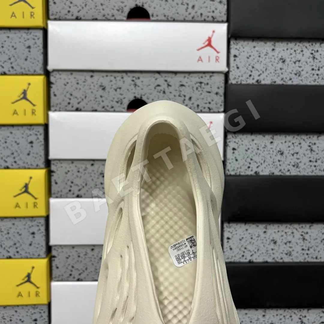 아디다스 [LW] 이지 폼 RNNR FY4567 200645 Adidas Yeezy Foam RNNR Sand 상세 이미지 5
