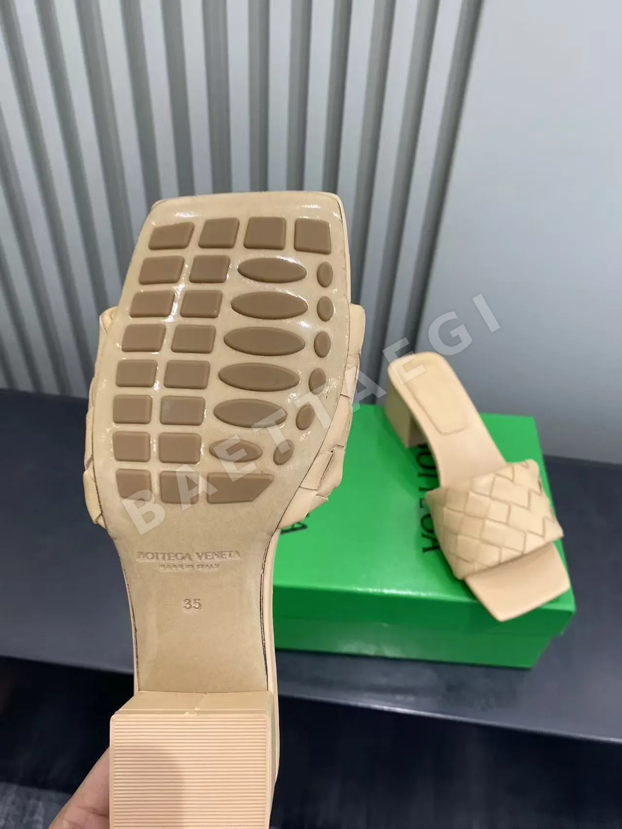 보테가베네타 스퀘어 토 꼬임 청키 힐 샌들 상세 이미지 9