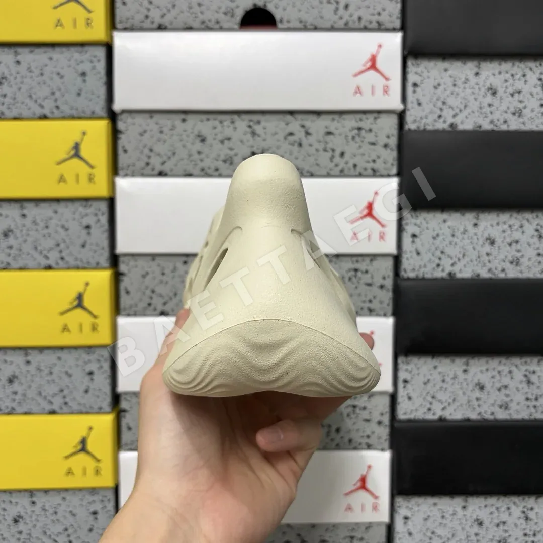 아디다스 [LW] 이지 폼 RNNR FY4567 200645 Adidas Yeezy Foam RNNR Sand 상세 이미지 7