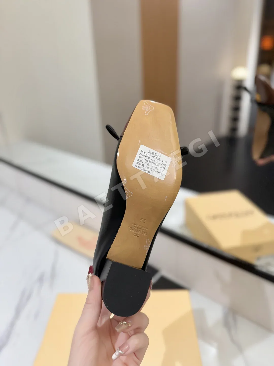 발렌티노 라운드토 백클 챙키 힐 신발 상세 이미지 9