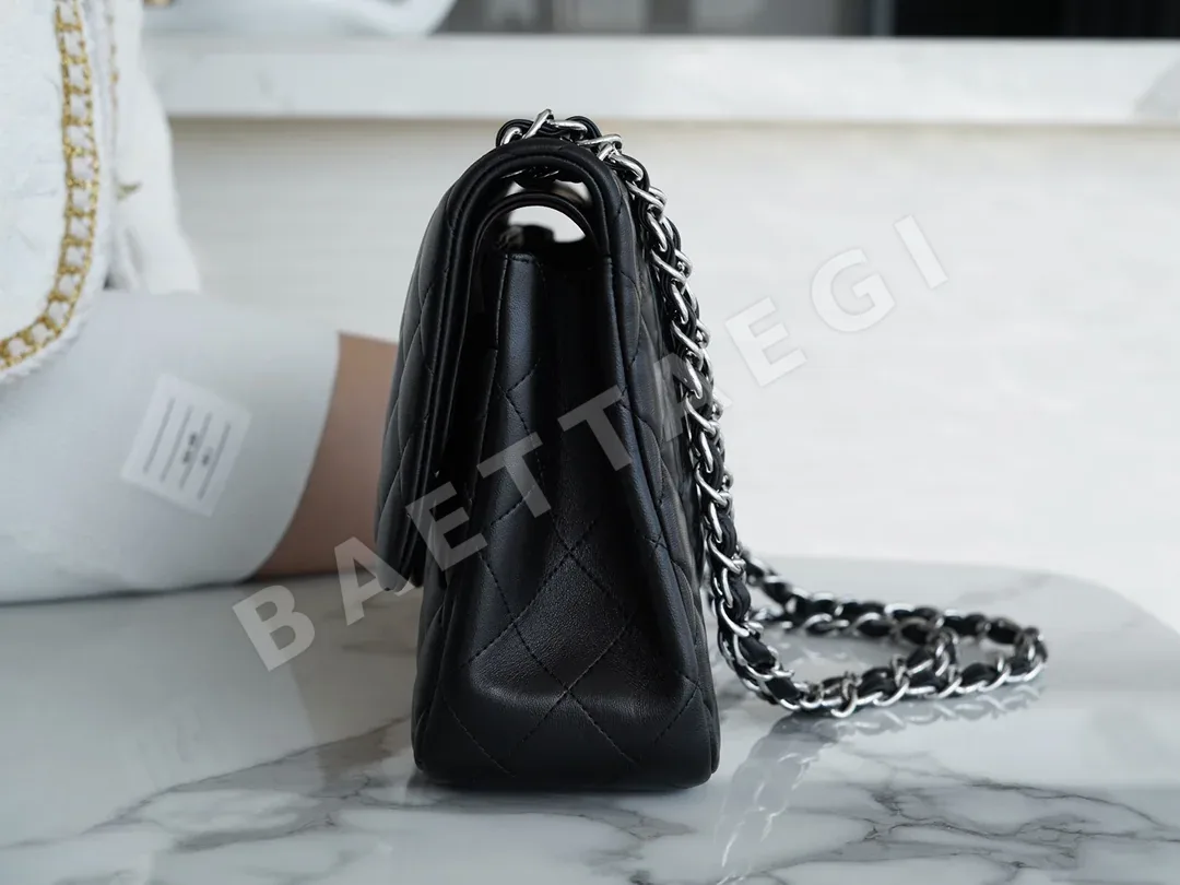 샤넬 클래식 플랩 가방 램스킨 블랙 실버 체인 상세 이미지 3