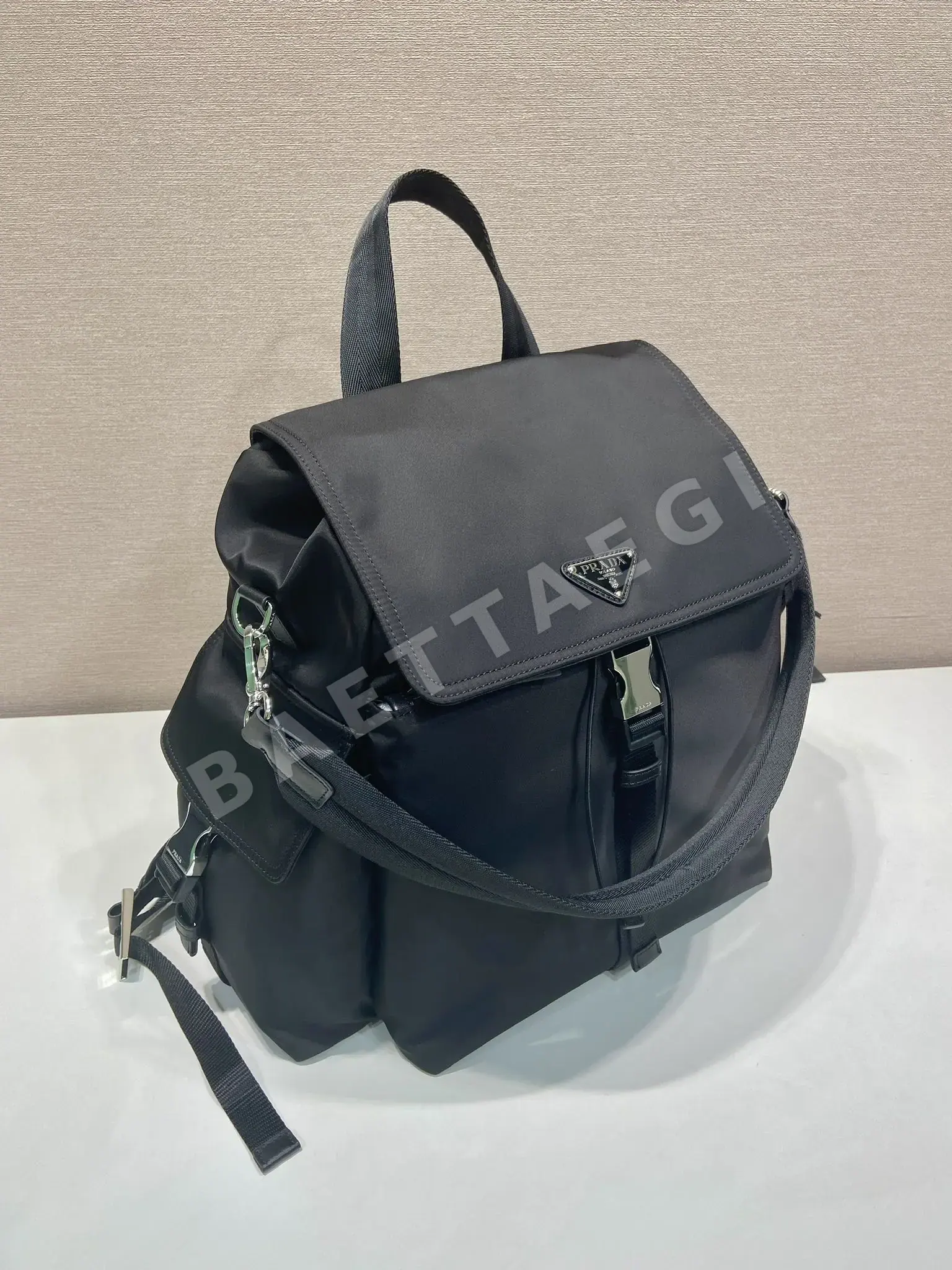 프라다 Explore 멀티포켓 나일론 가방 2VZ118 상세 이미지 2