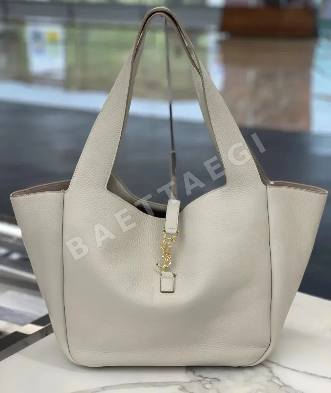생로랑 YSL Bea 화이트 골드 버클 가방 763435