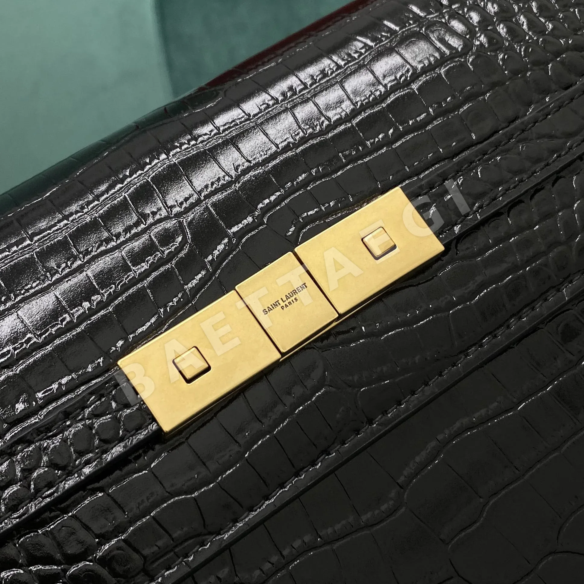 생로랑 악어 가죽 무늬 플랩 가방 상세 이미지 4
