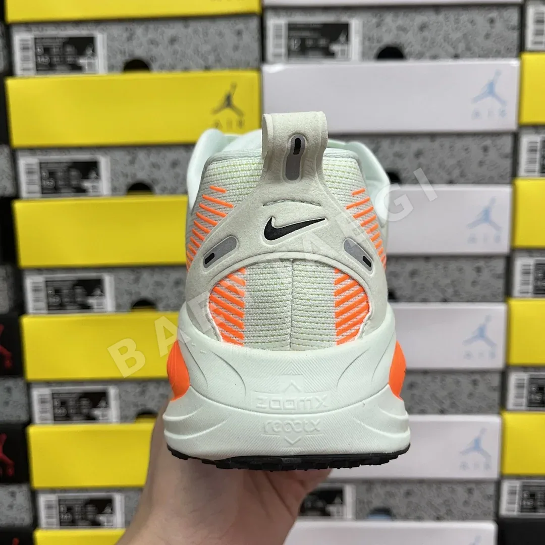 나이키 줌 보메로 18 HM6803-300 201097 Nike Zoom Vomero 18 상세 이미지 3