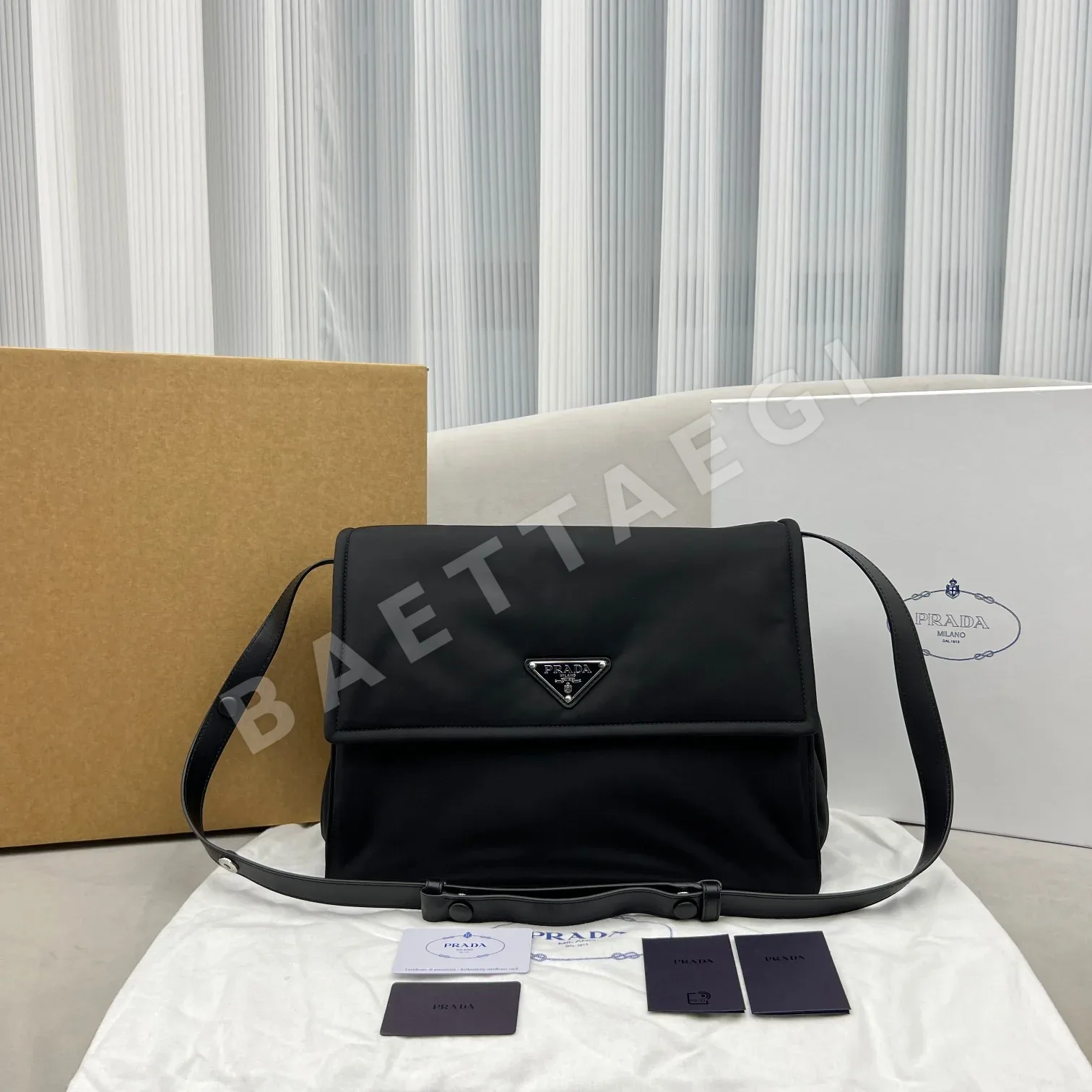 프라다 나일론 삼각로고 메신저백 136686