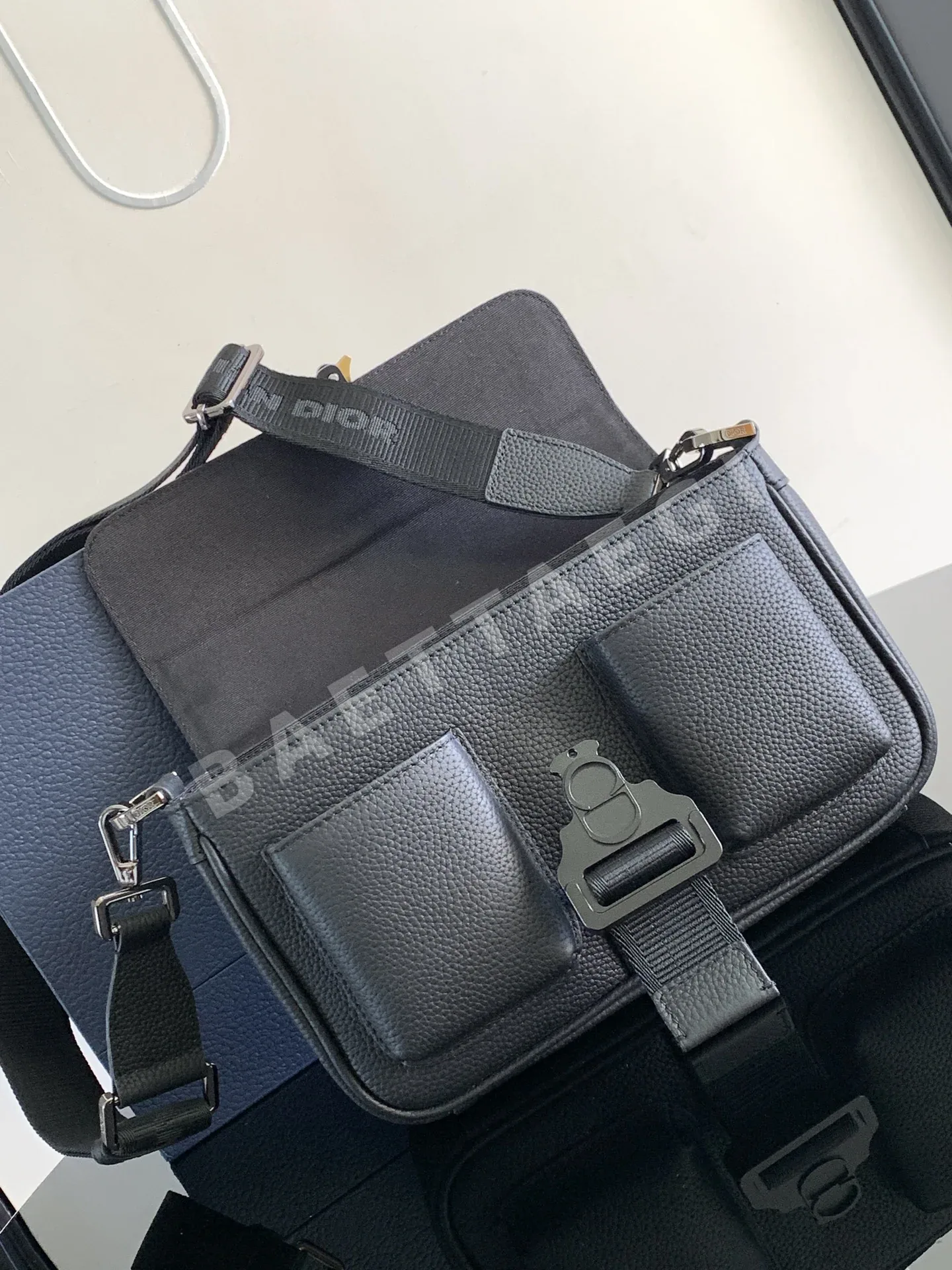 디올 히트 더 로드 블랙 메신저 가방 상세 이미지 7