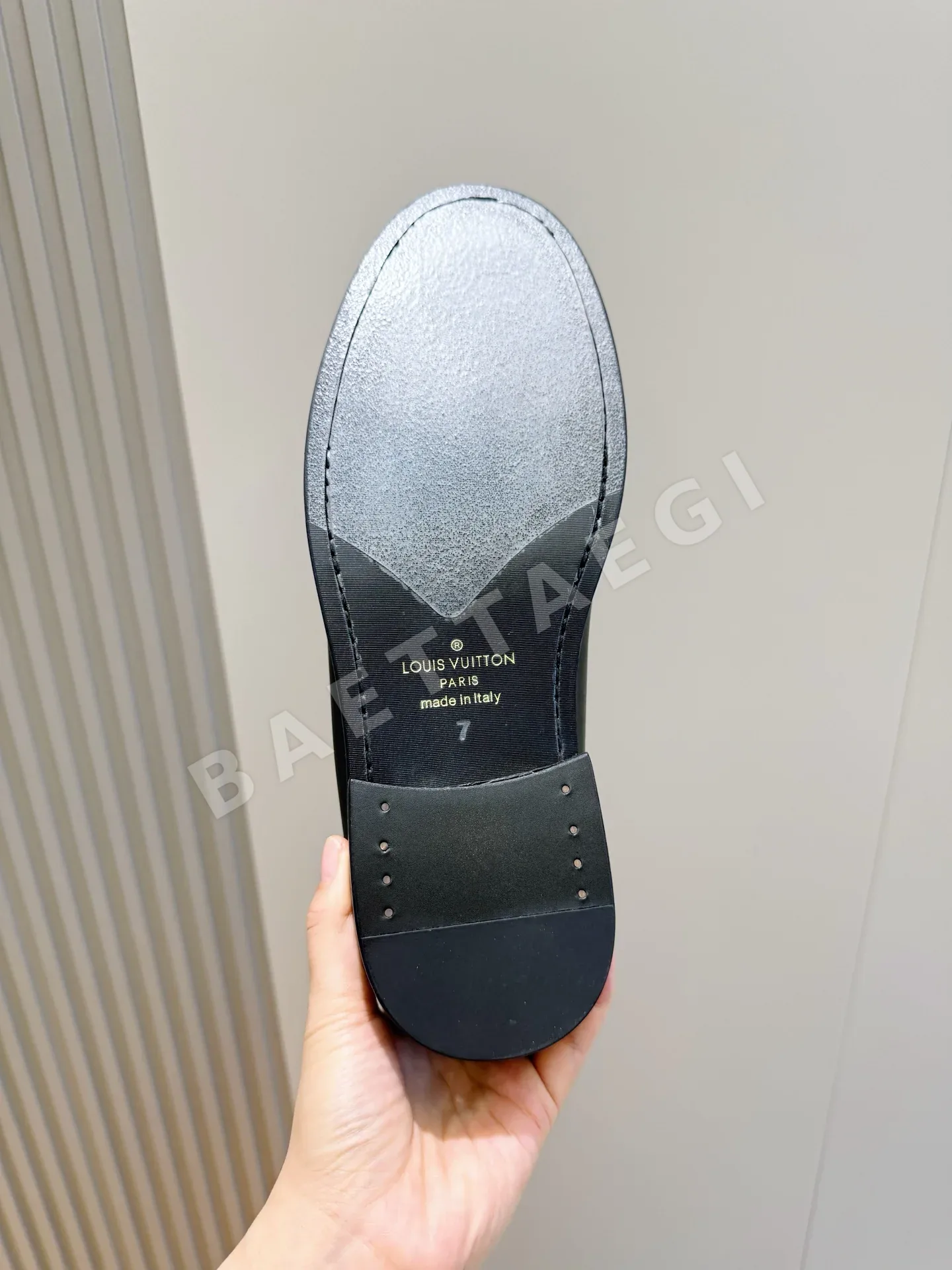 루이비통 메이저 로퍼 에나멜 송아지가죽 금속 질감 가죽 장식 상세 이미지 9