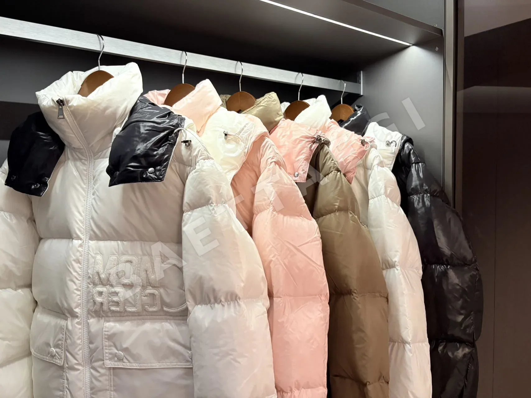 몽클레르 아베(Moncler Abbaye) 다운 재킷 상세 이미지 9