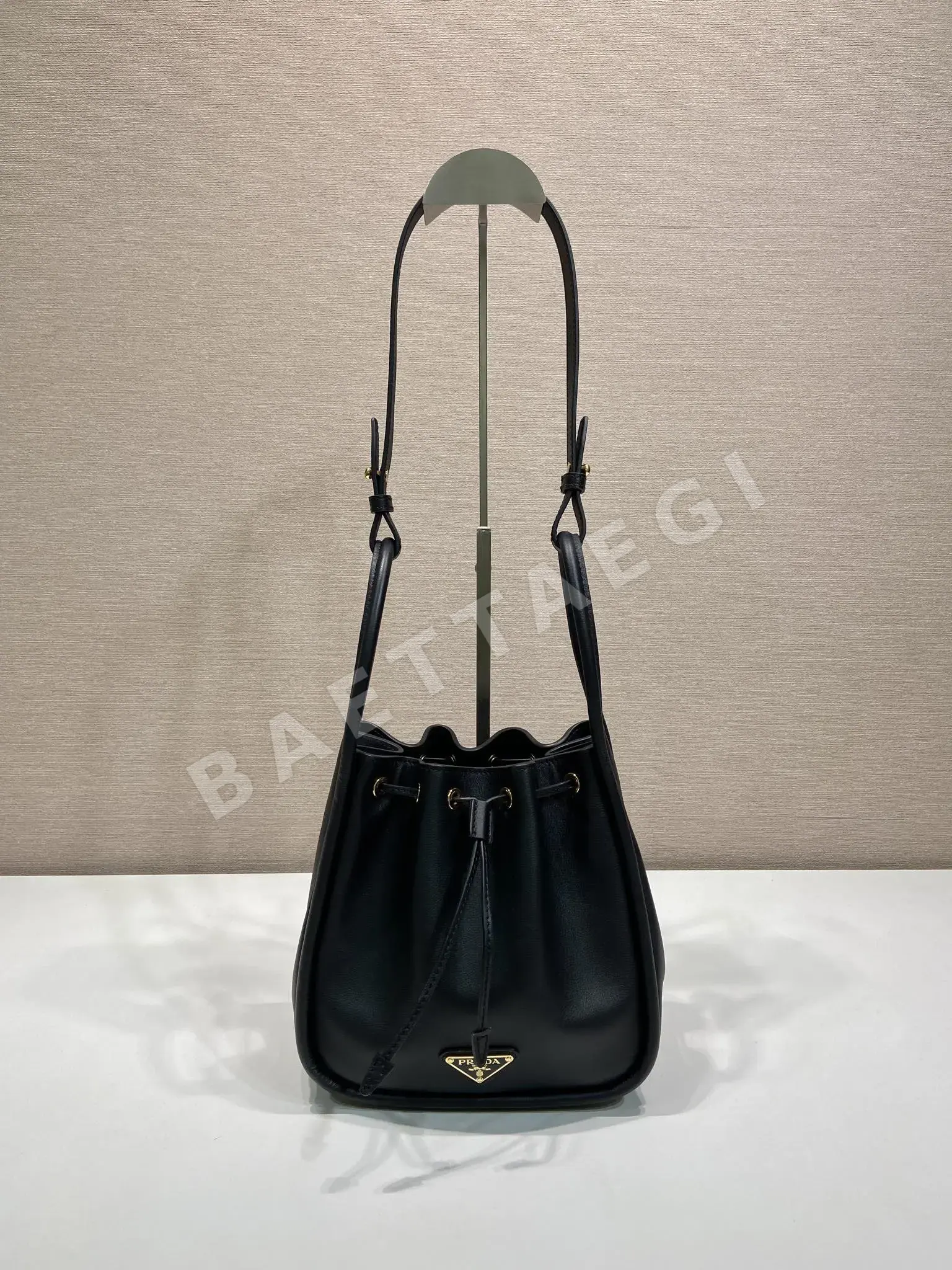 프라다 수입 카프스킨 버킷백 1BE087 상세 이미지 2