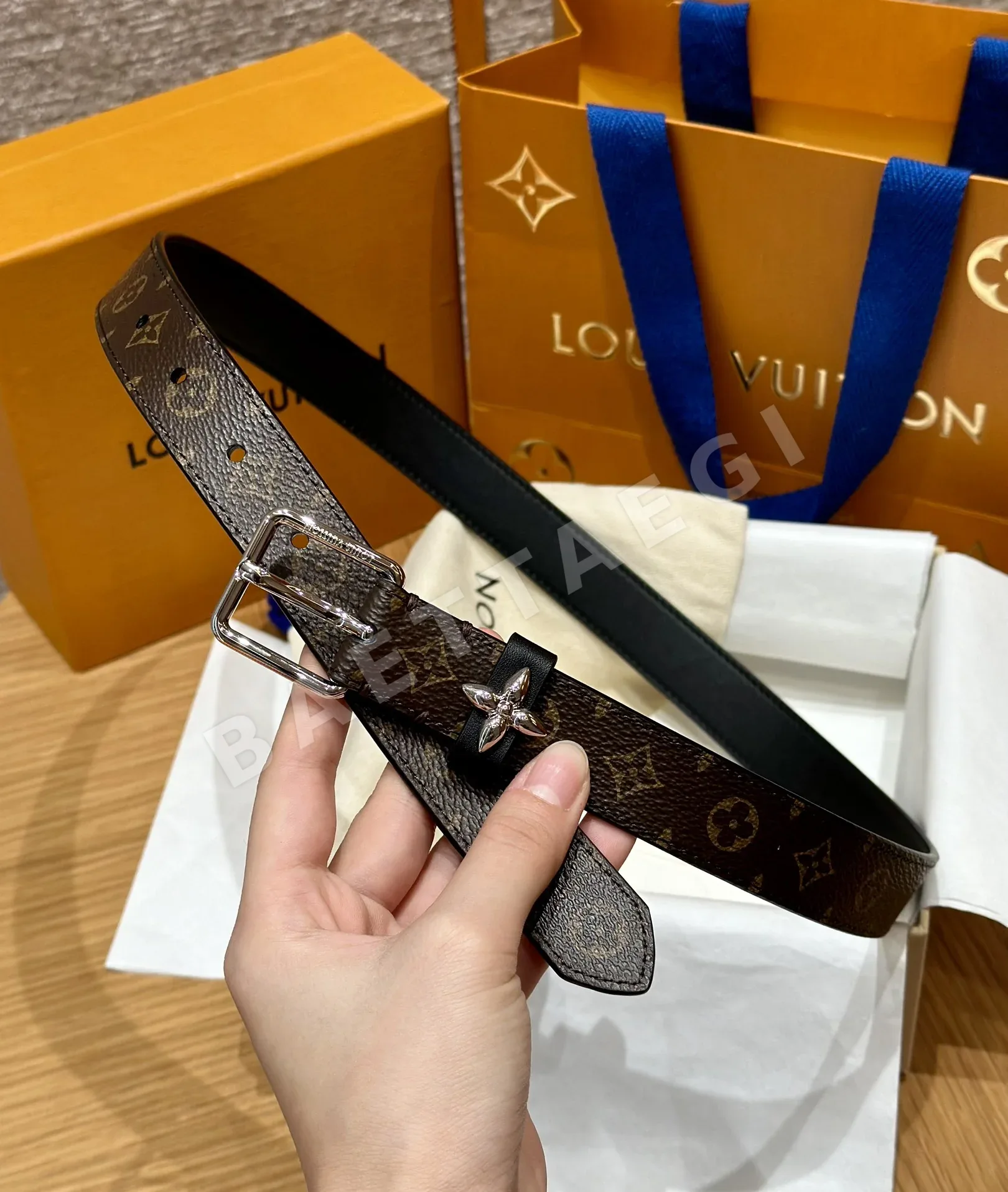 루이비통 모노그램 캔버스 여성 벨트 상세 이미지 4