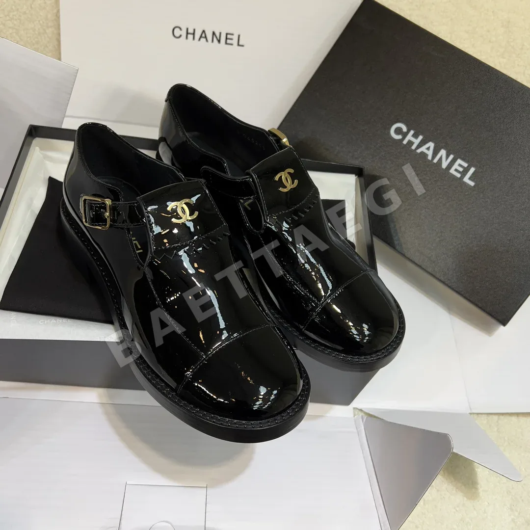 샤넬 특허 가죽 라운드 토 메리제인 로퍼 94345