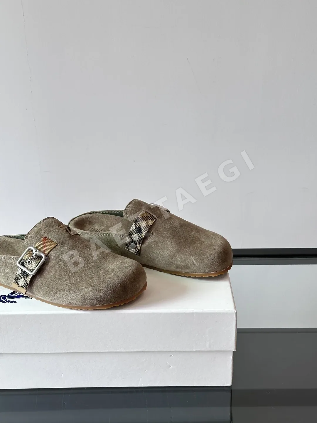 버버리 가죽 체인 장식 슬리퍼 상세 이미지 7
