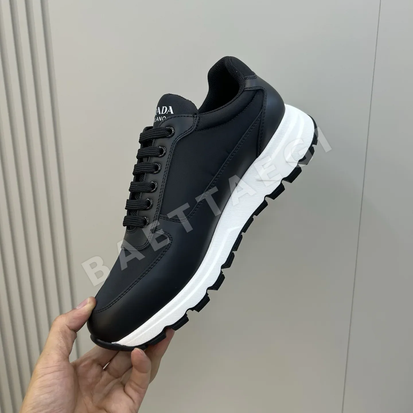 프라다 무광 카프스킨 남성 신발 상세 이미지 9
