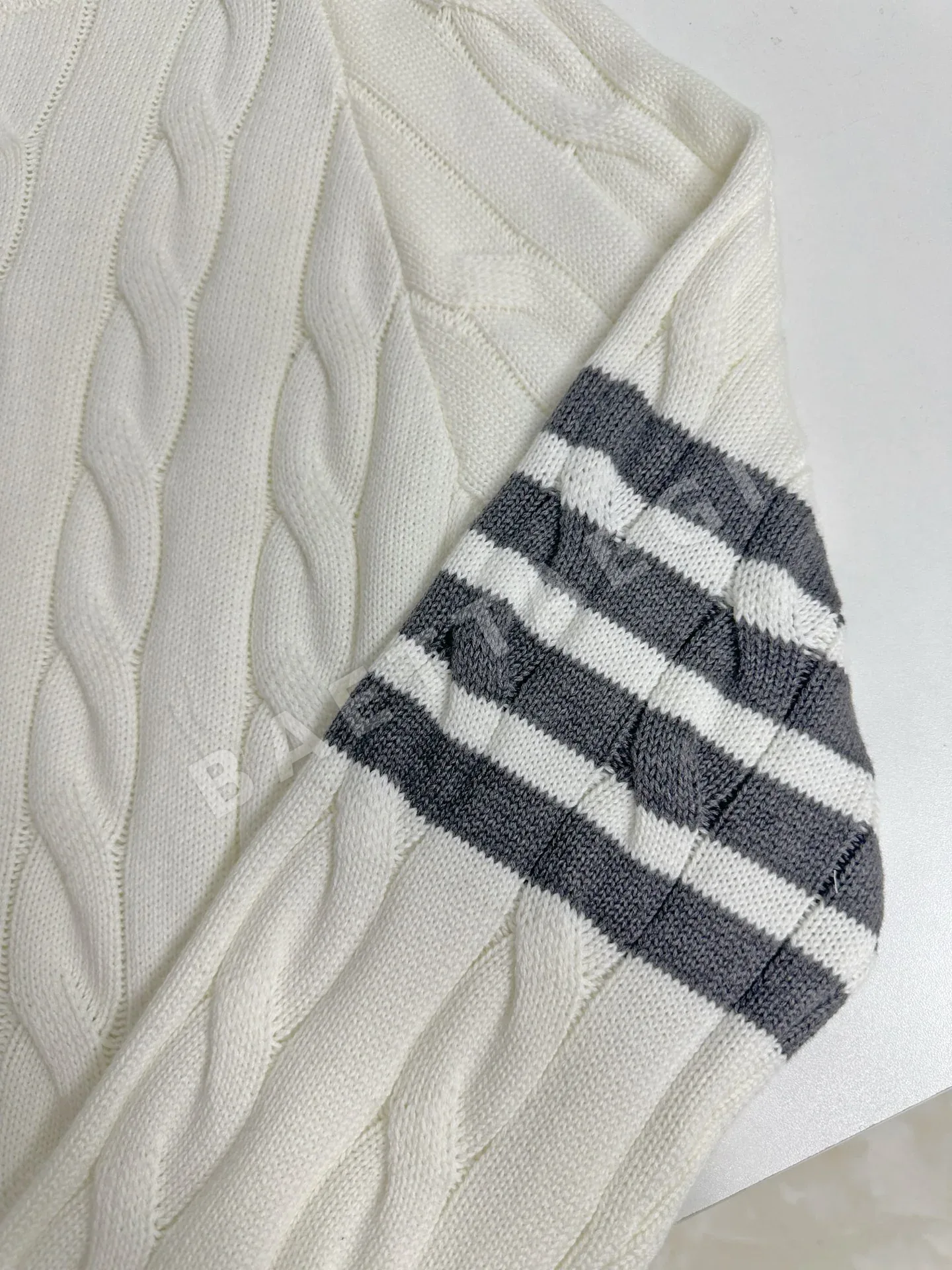 톰브라운 그레이 케이블 모크넥 니트 남녀공용 상세 이미지 7