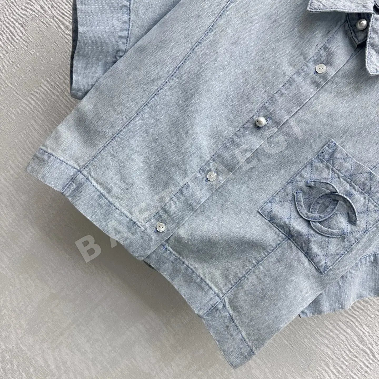 샤넬 진주 버튼 다이아몬드 퀼팅 여성 데님 반팔 셔츠 상세 이미지 4