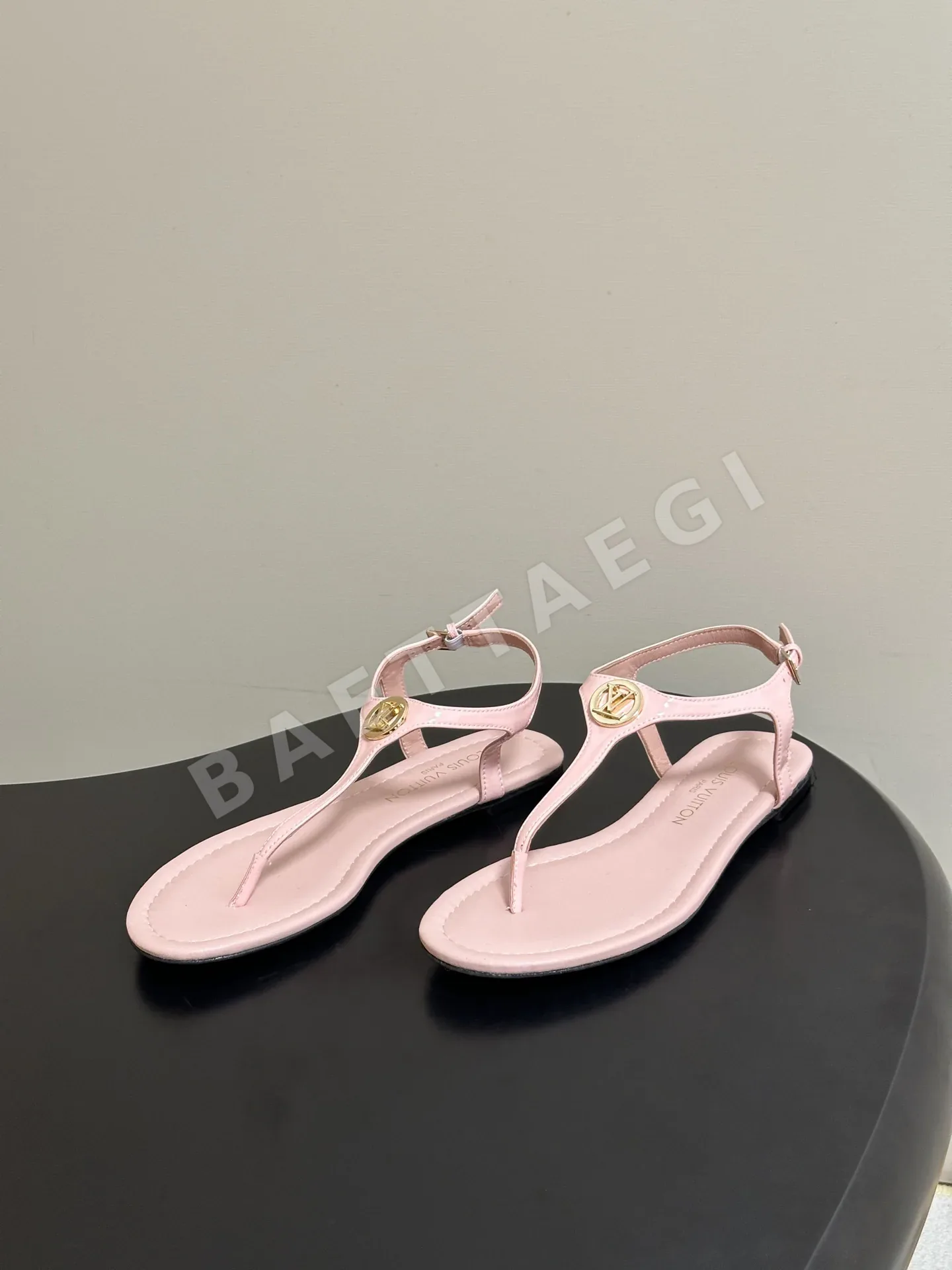 루이비통 LV Vibe 메탈 버클 비치 샌들 상세 이미지 3