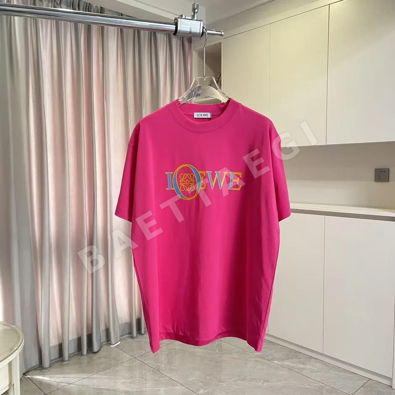 로에베 3D 실리콘 레터 로고 반팔 티셔츠 52182