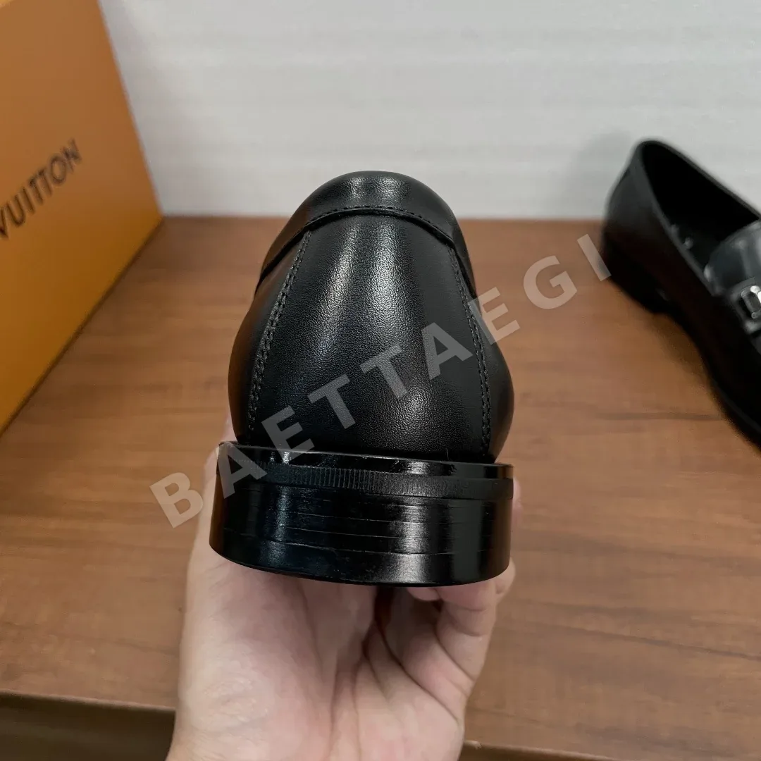 루이비통 트로카데로 로퍼 남성 가죽 LV 모노그램 스트랩 상세 이미지 5