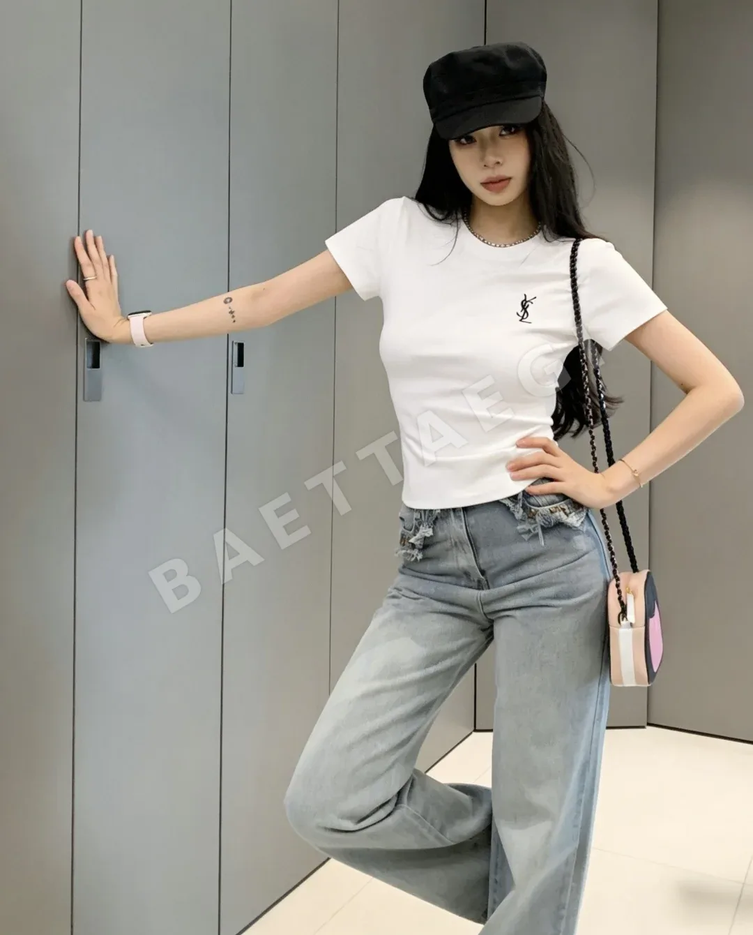 생로랑 클래식 자수 로고 여성 반팔 티셔츠 상세 이미지 8