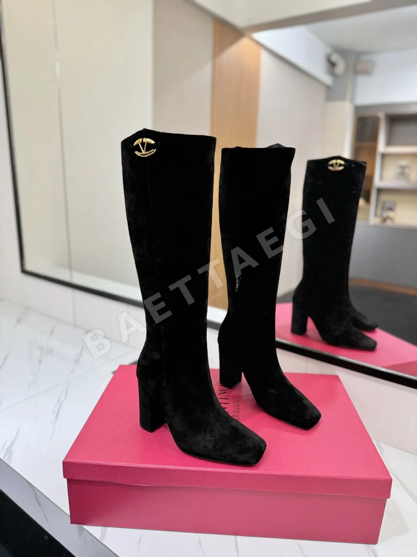 발렌티노 V 로고 장식 하이부츠 134794