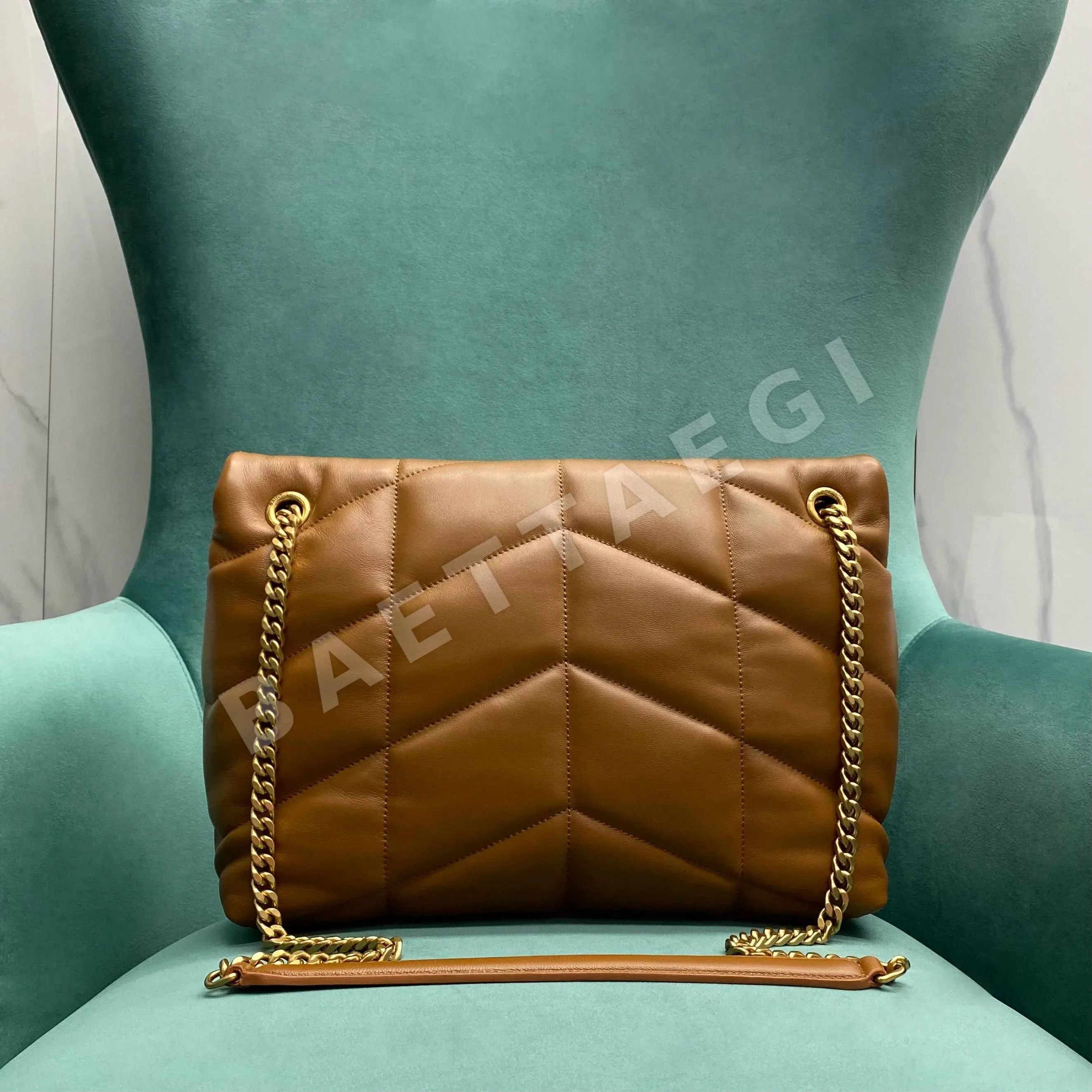 생로랑 LOOLOU PUFFER 램스킨 퀼팅 가방 상세 이미지 3