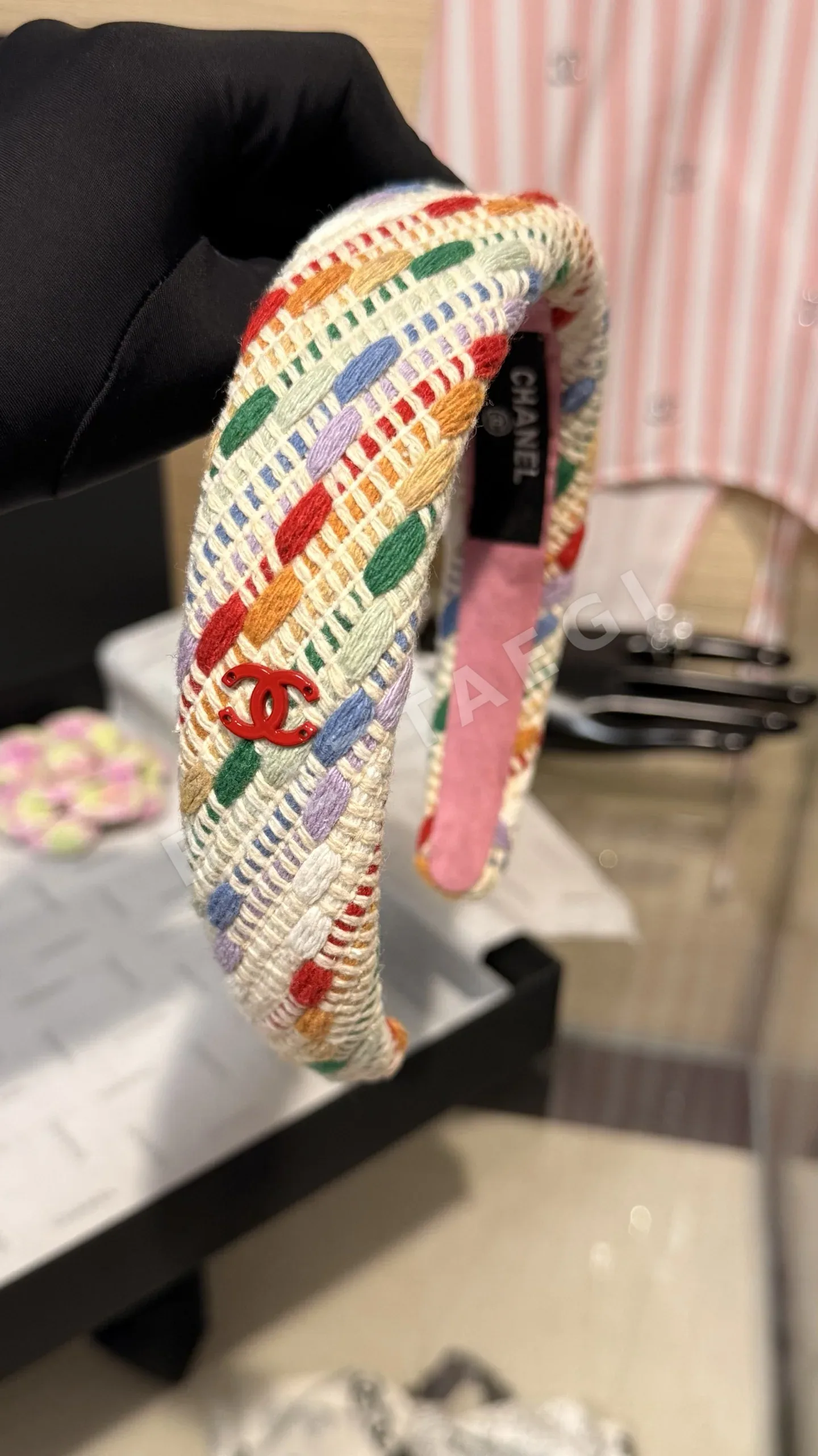 샤넬 레인보우 얀 빨간 에나멜 더블 C 와이드 헤드밴드 상세 이미지 8