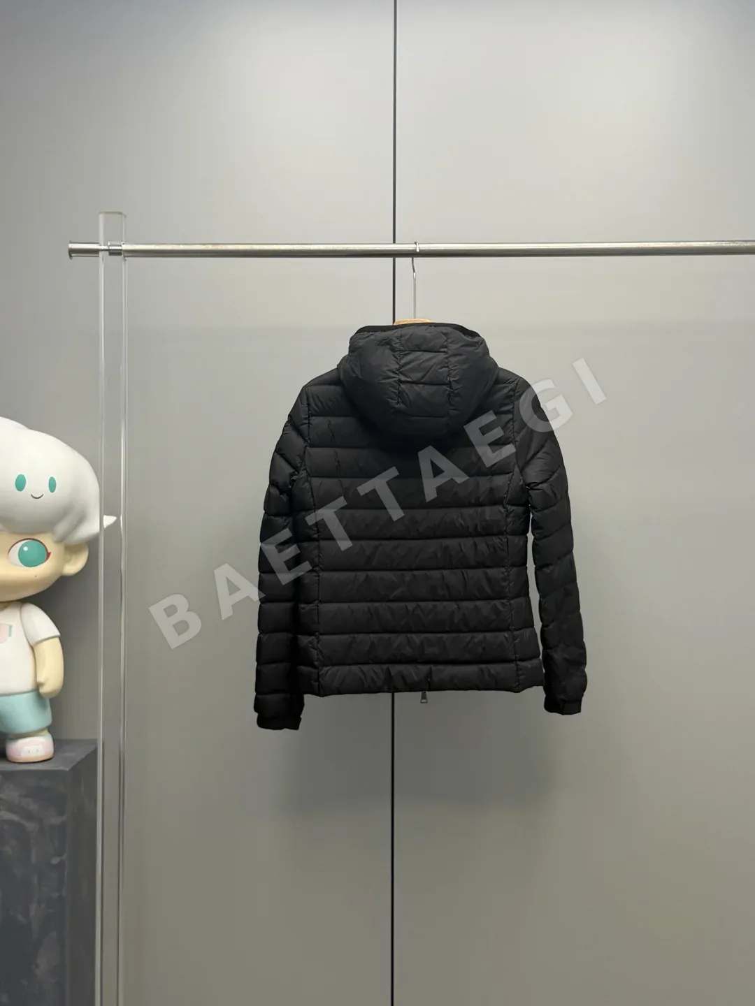 몽클레르 베이디 후드 크롭 슬림핏 여성 패딩 상세 이미지 9