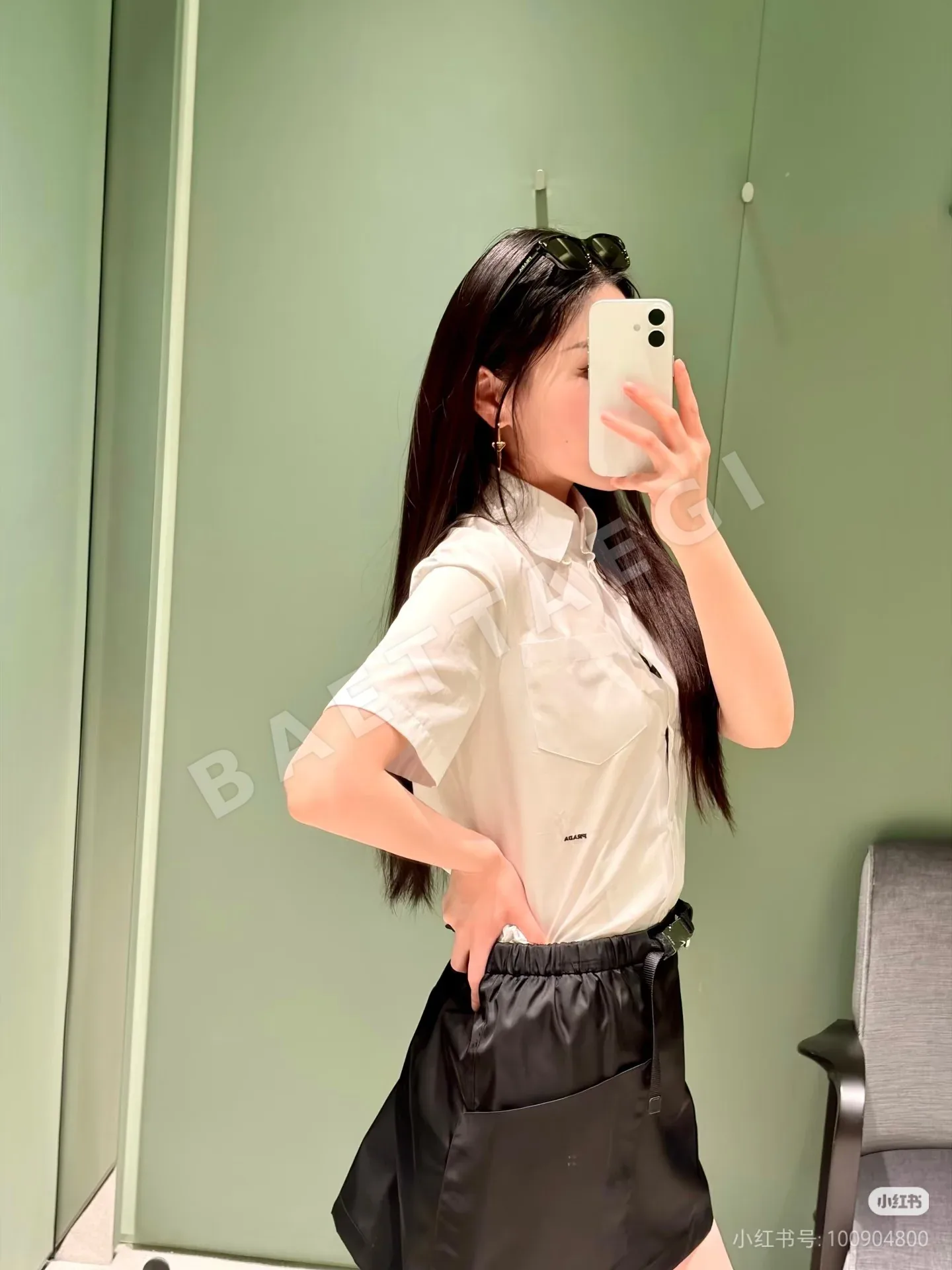 프라다 로고 자수 포켓 코튼 카라 반팔 티셔츠 상세 이미지 2