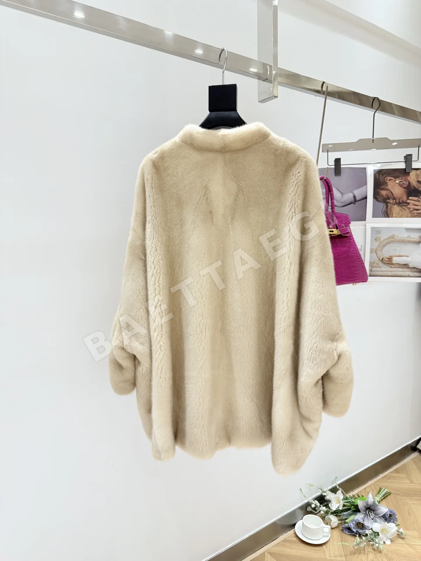 더로우 V넥 케이프 밍크 코트 상세 이미지 8