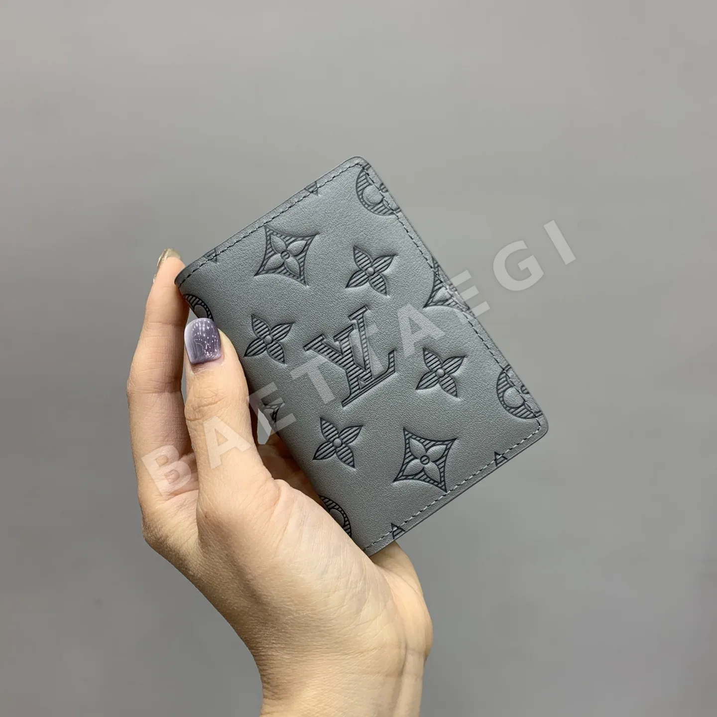 루이비통 페블 가죽 가로 스트라이프 카드지갑 M81382
