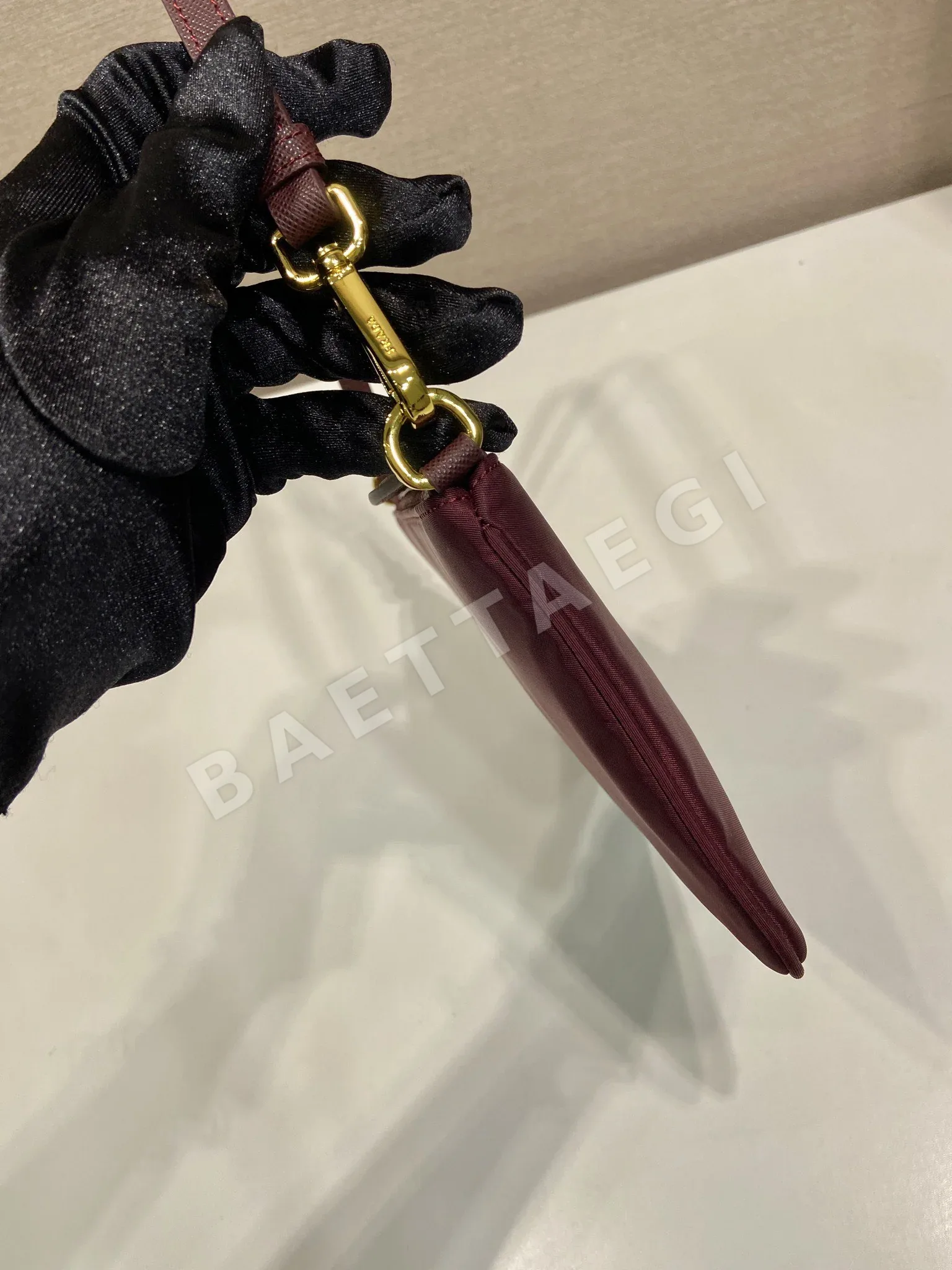 프라다 삼각 로고 나일론 언더암백 1NI545 상세 이미지 5