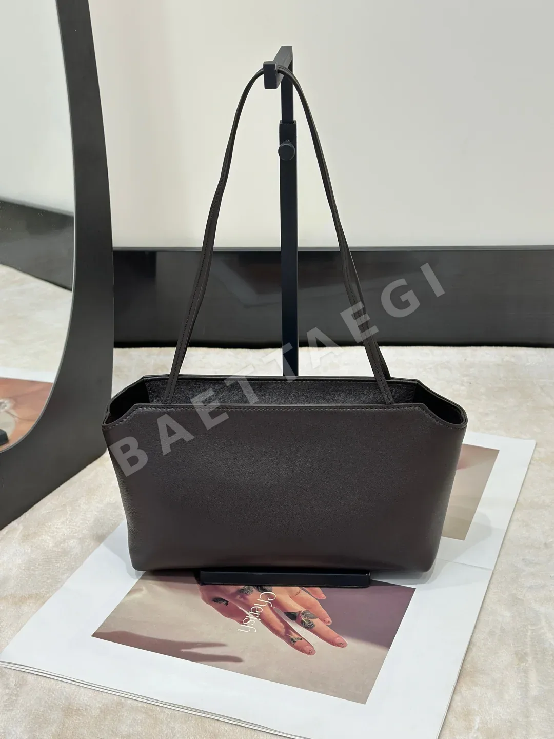 더로우 빈티지 스타일 가죽 핸드백 상세 이미지 2