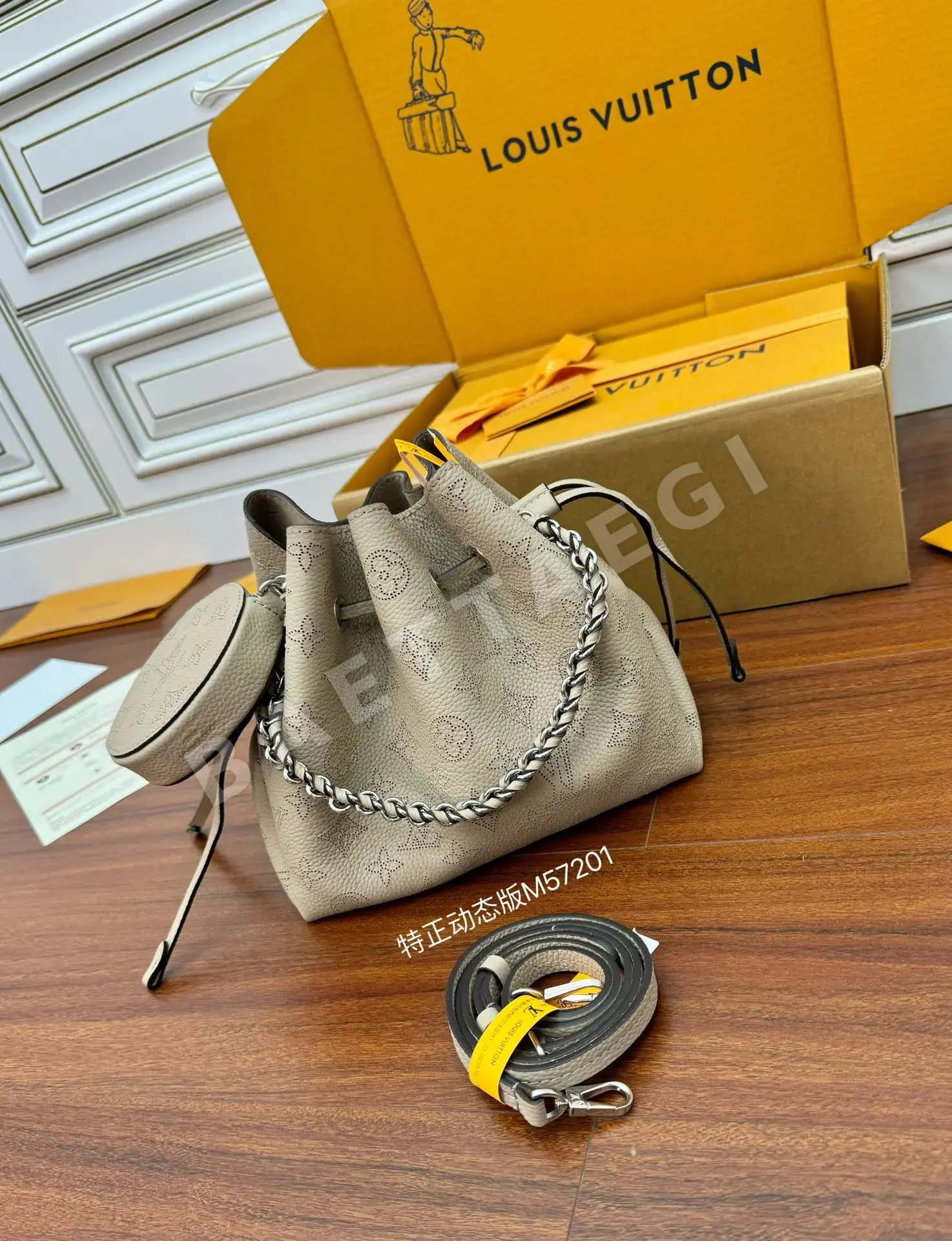루이비통 M57201 가죽 미니 핸드백 상세 이미지 3
