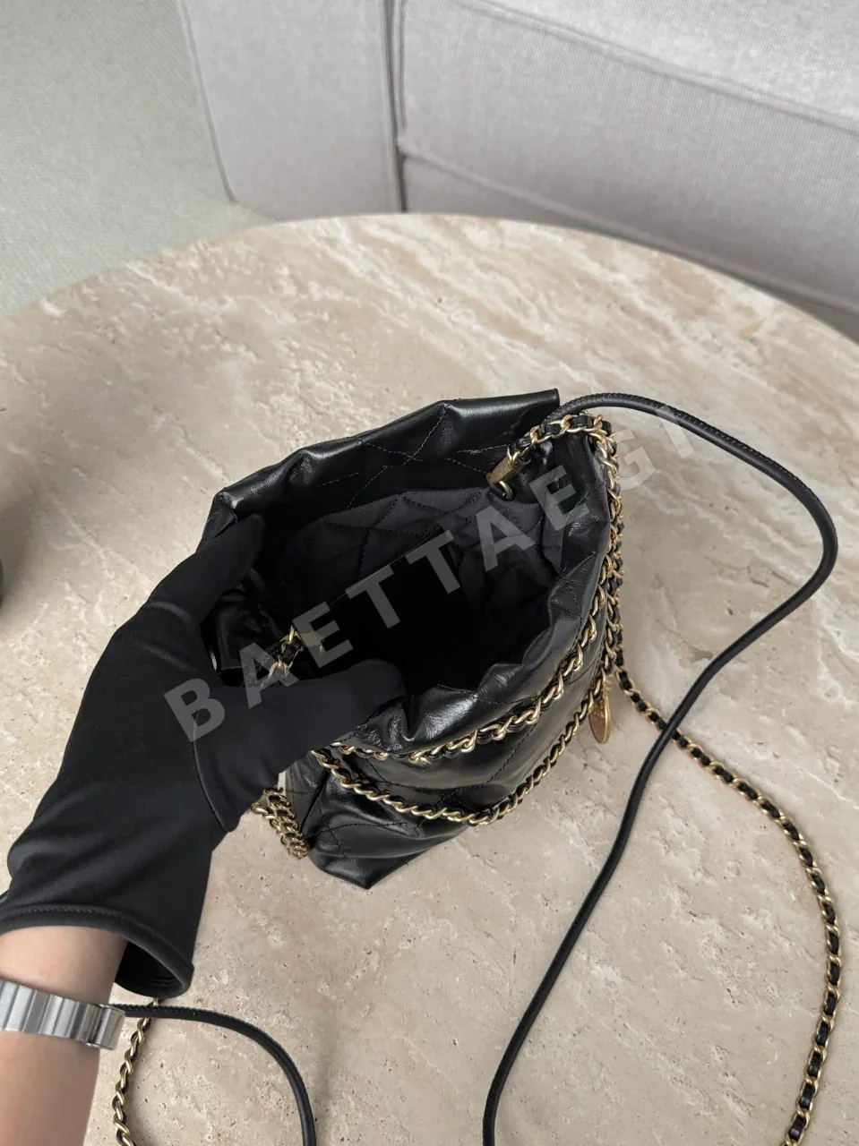 샤넬 22백 미니 블랙 금장 가방 상세 이미지 2