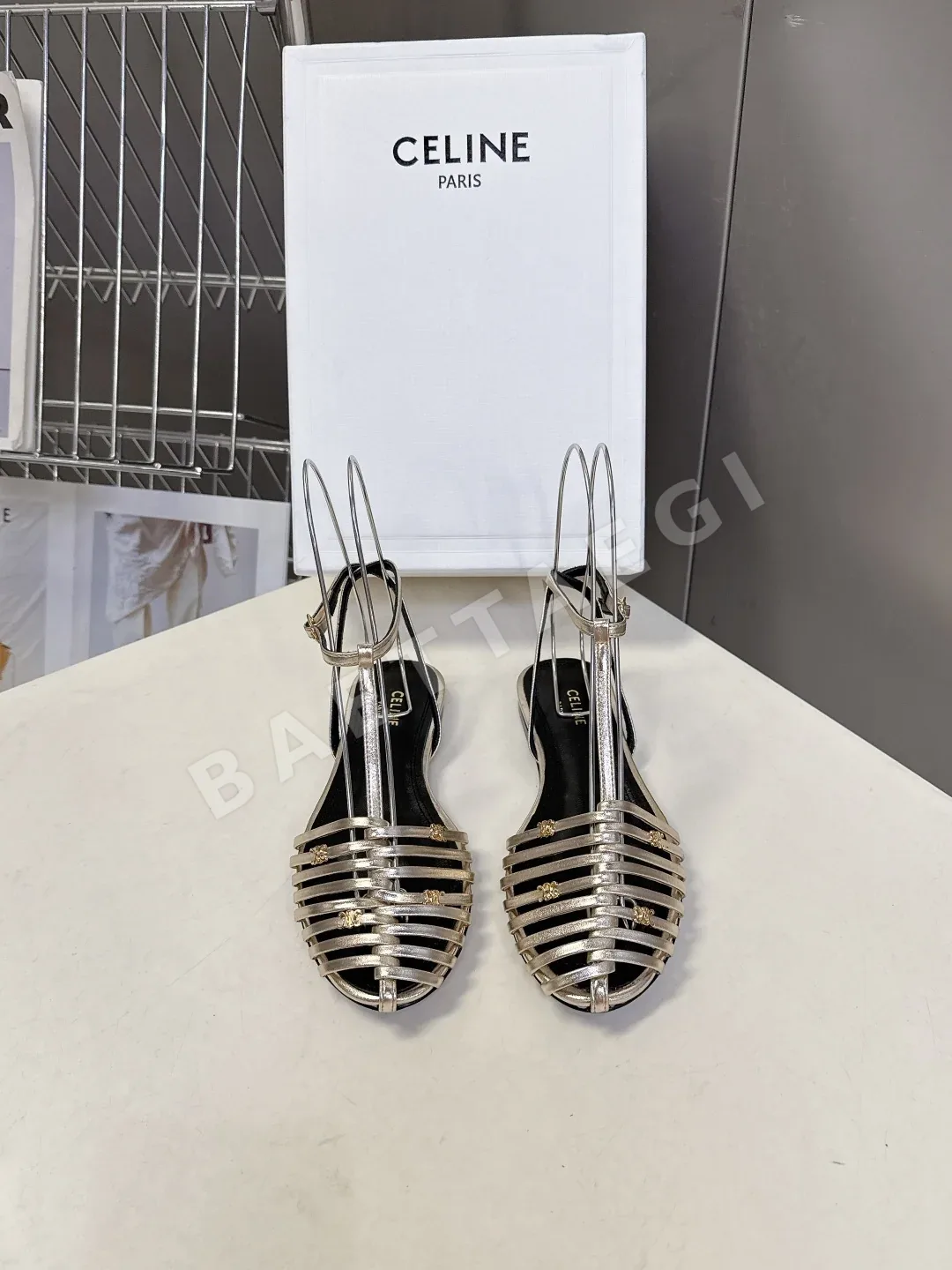 셀린느 로마 스타일 꼬임 클로즈드 토 샌들 98515