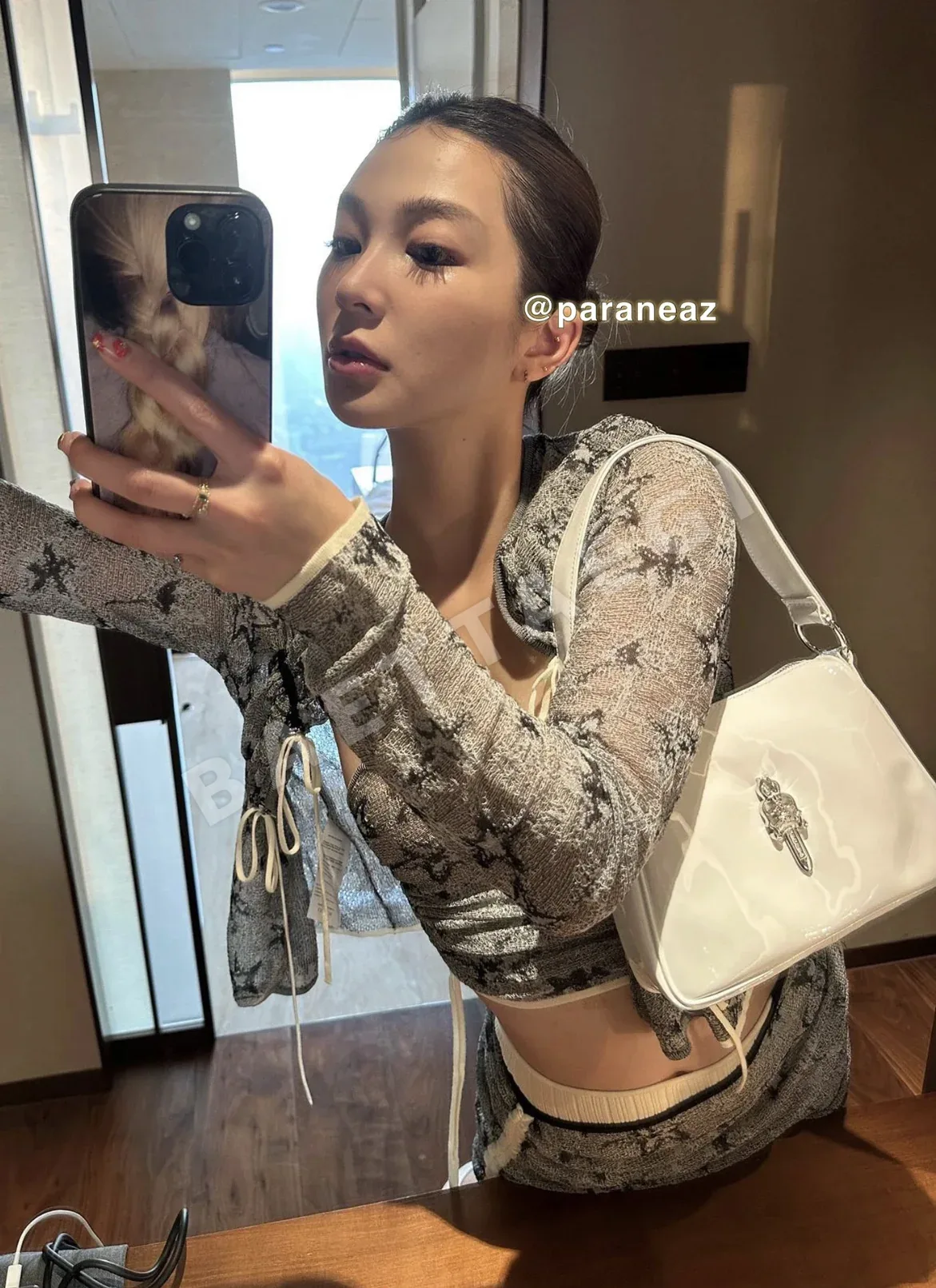 크롬하츠 화이트 페이턴트 가죽 가방 상세 이미지 5