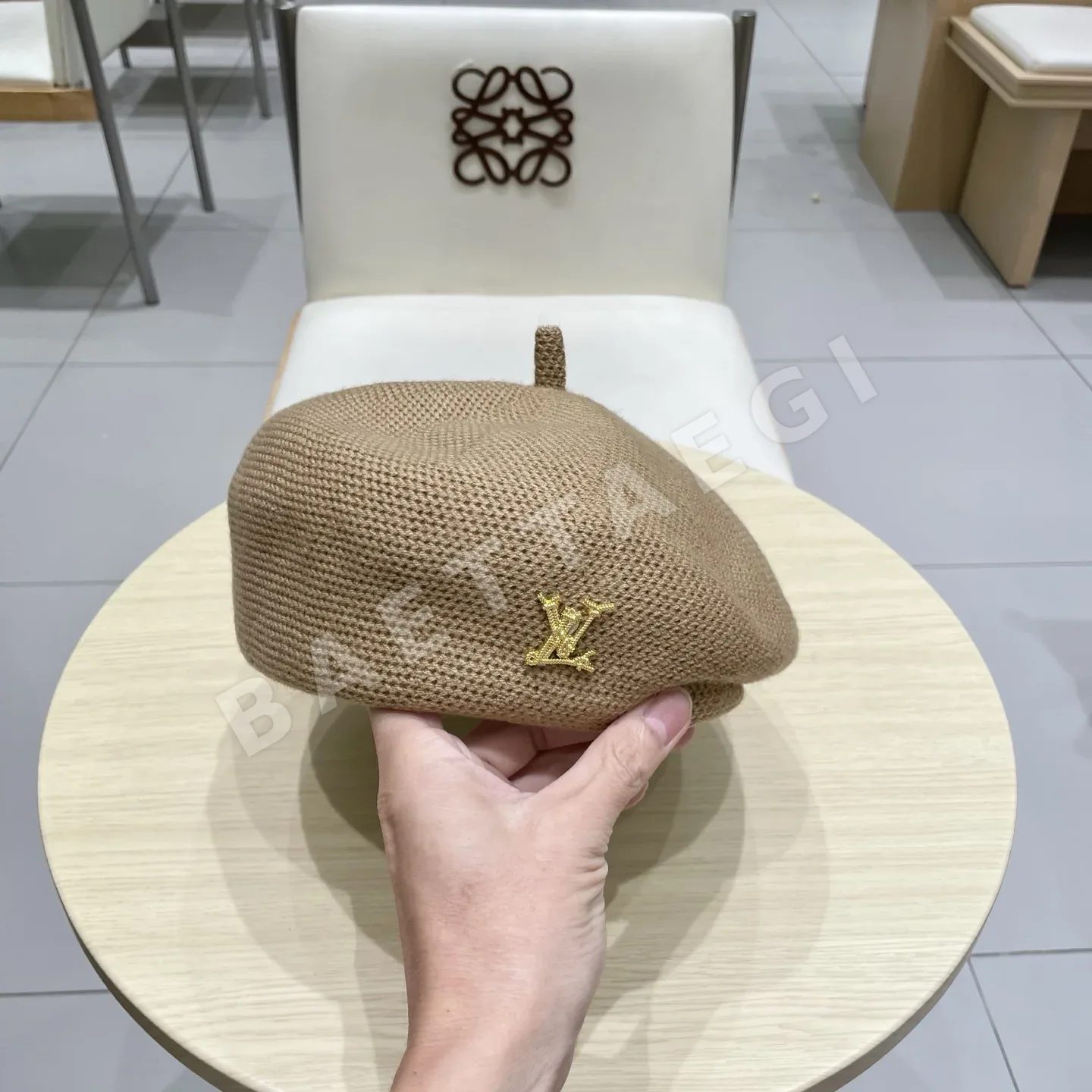 루이비통 무지 심플 베레모 여성용 모자 상세 이미지 4