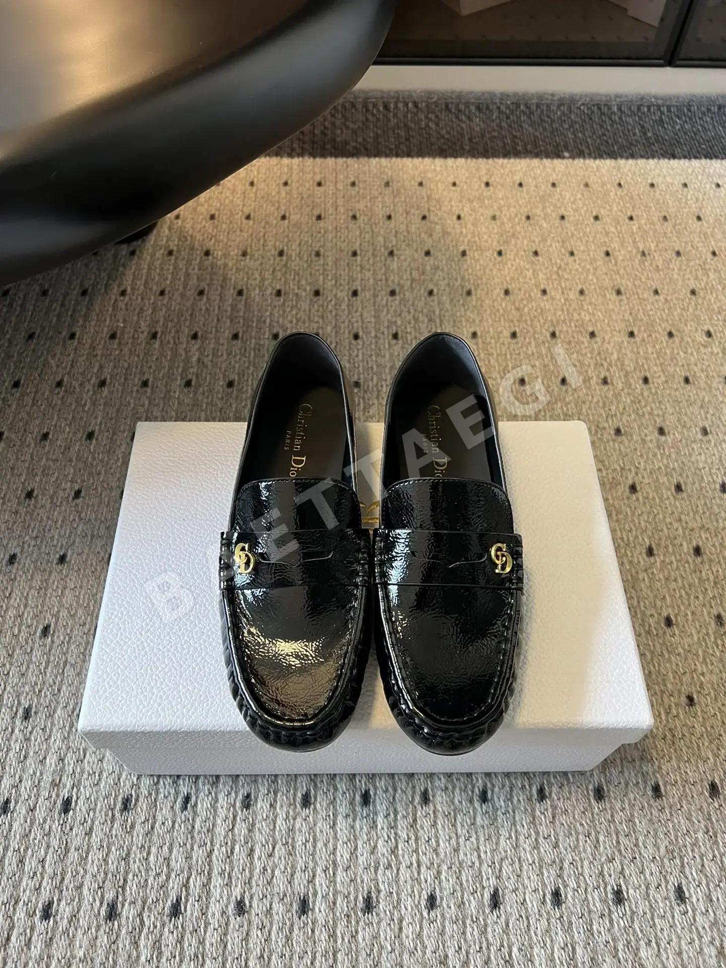 디올 에나멜 가죽 로퍼 8594
