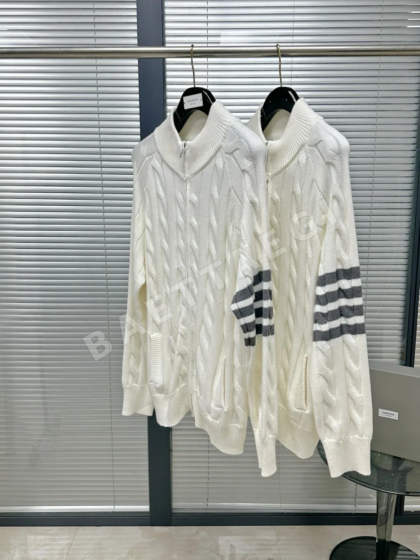 톰브라운 그레이 케이블 모크넥 니트 남녀공용 상세 이미지 4